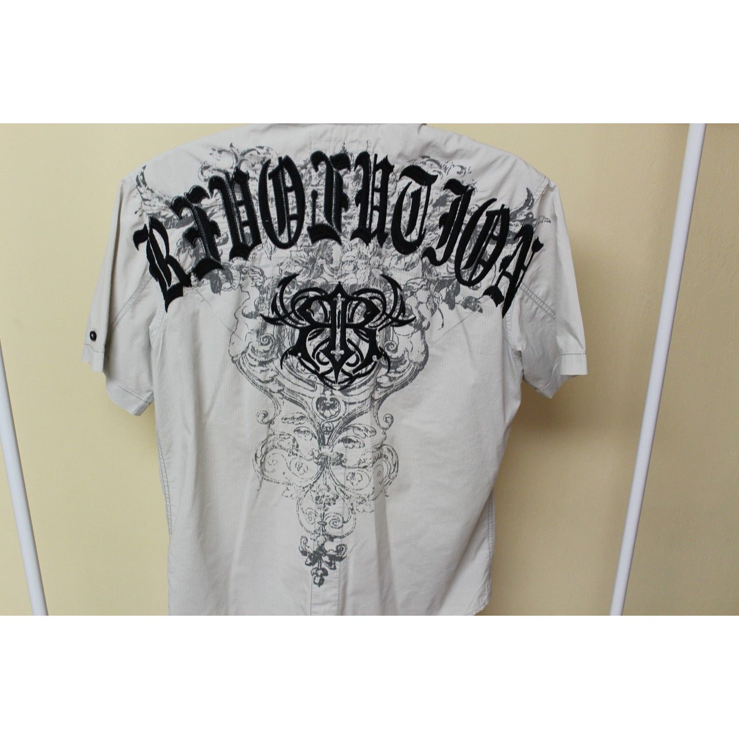 Men's Roar Signature Tan Short Sleeve Button Up Shirt Size Medium