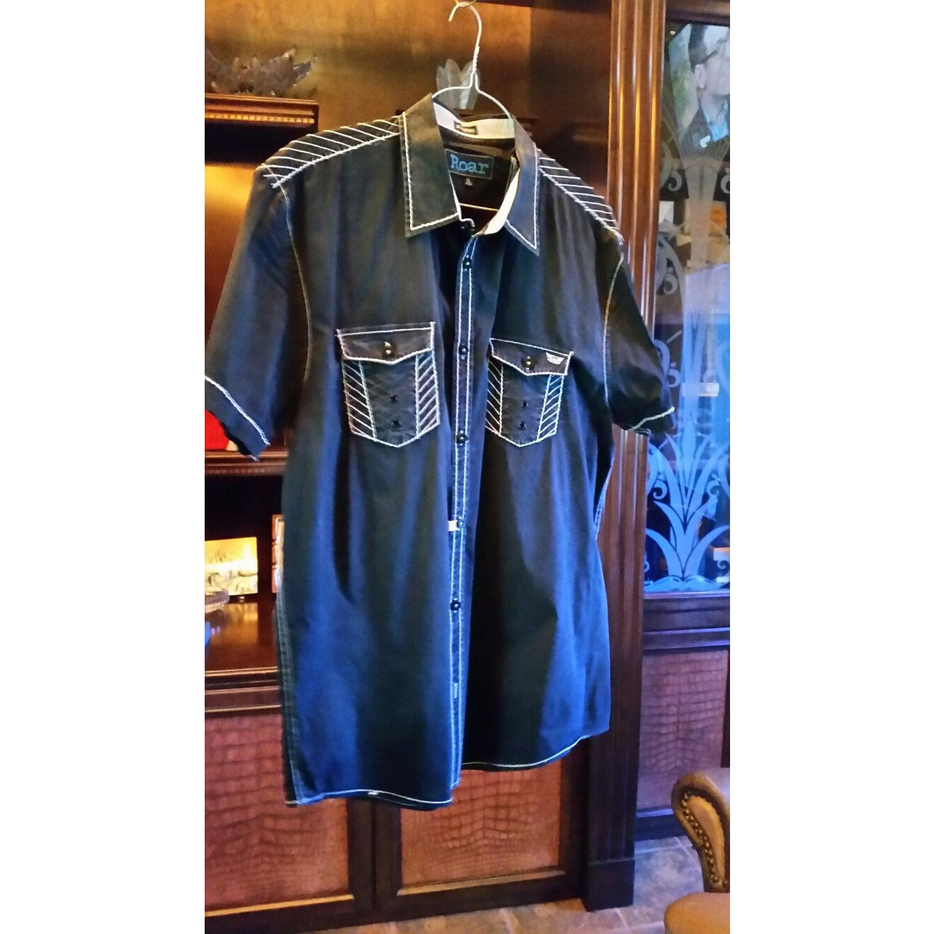 Roar Black XL Short Sleeve Shirt Preowned excellent condition.