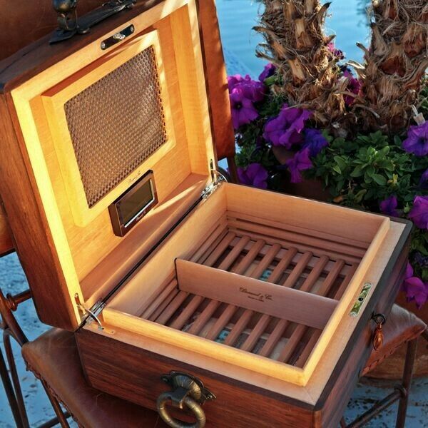 Brizard and Co Hacienda Solid Wood Airflow Humidor 75 count NIB USA