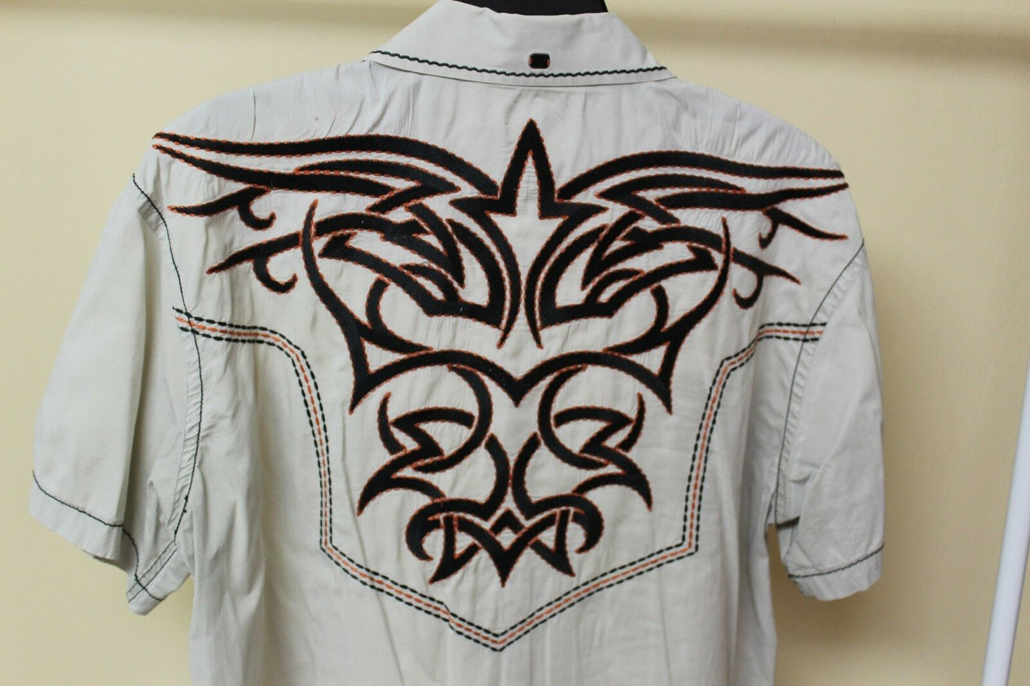 Men's Roar Signature Tan Short Sleeve Button Up Shirt Size Medium