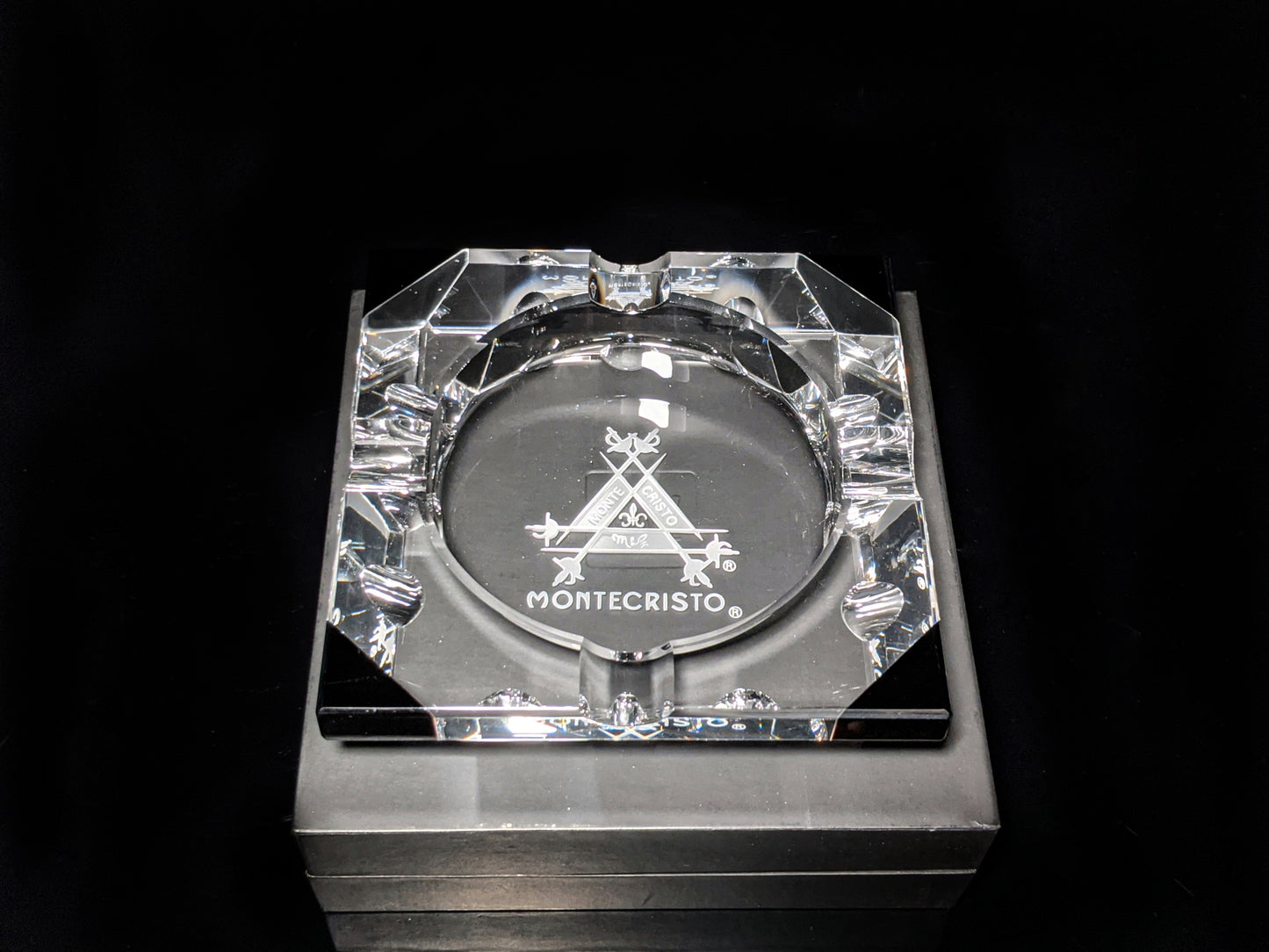 MONTECRISTO SIGNATURE CRYSTAL ASHTRAY Measure 6"square