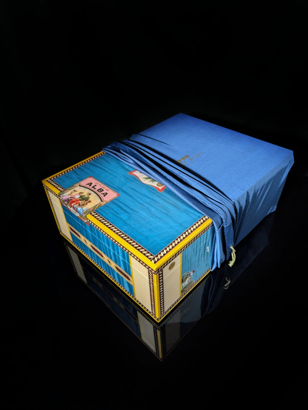 Elie Bleu Alba Blue Sycamore Humidor 200 ct.