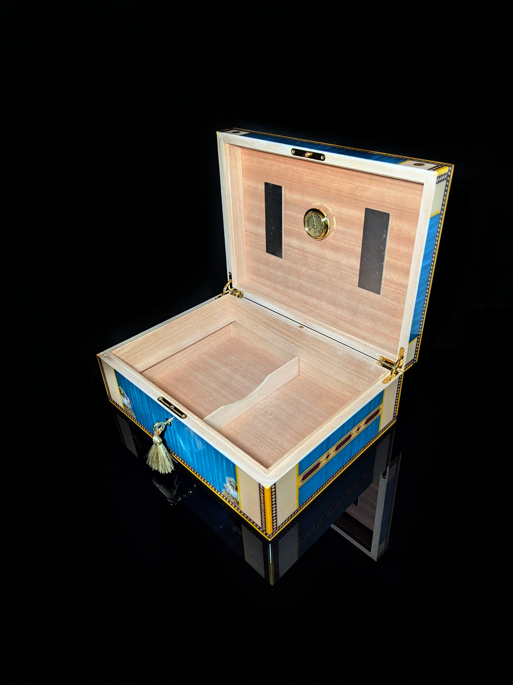 Elie Bleu Alba Blue Sycamore Humidor 200 ct.