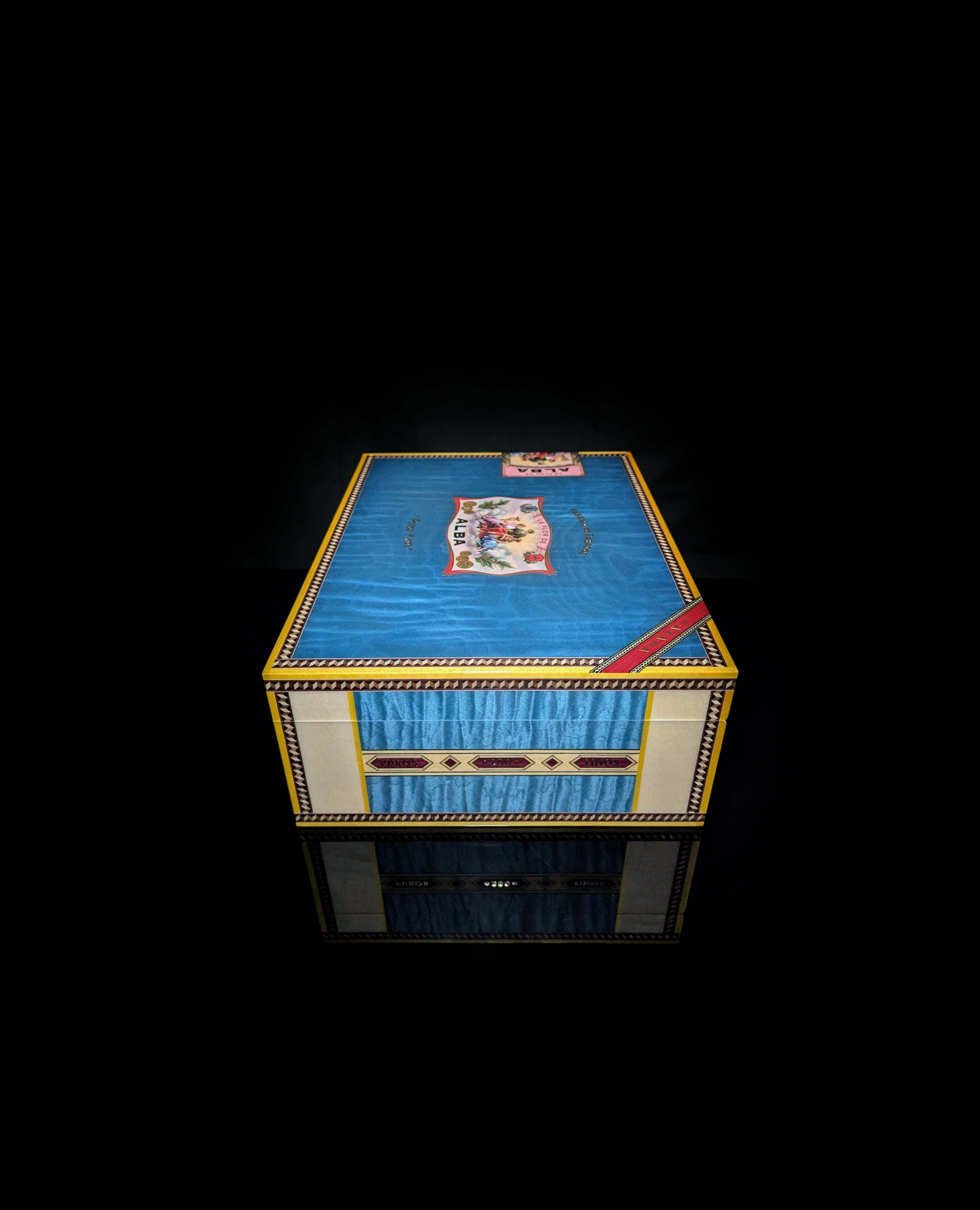 Elie Bleu Alba Blue Sycamore Humidor 200 ct.