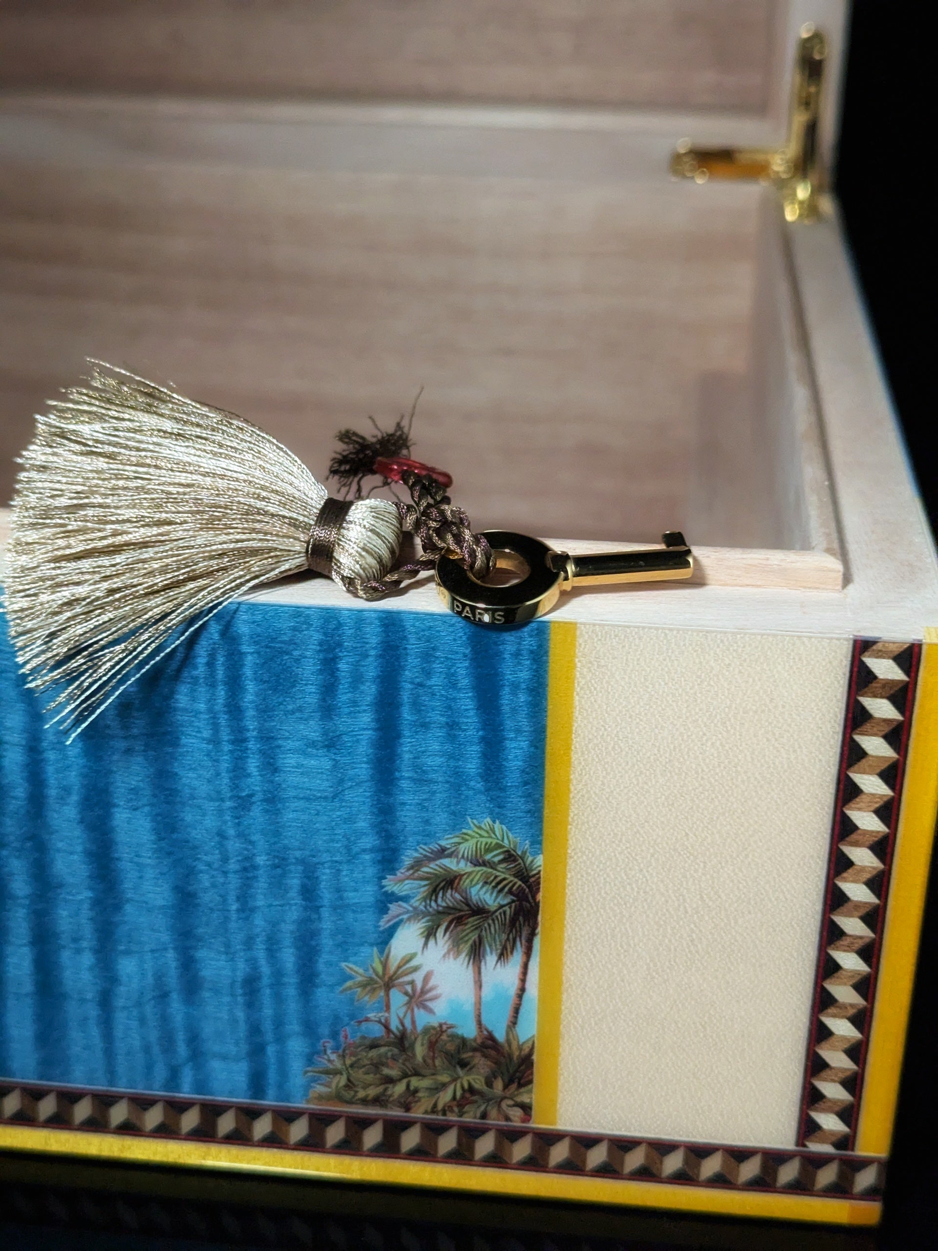 Elie Bleu Alba Blue Sycamore Humidor 200 ct.