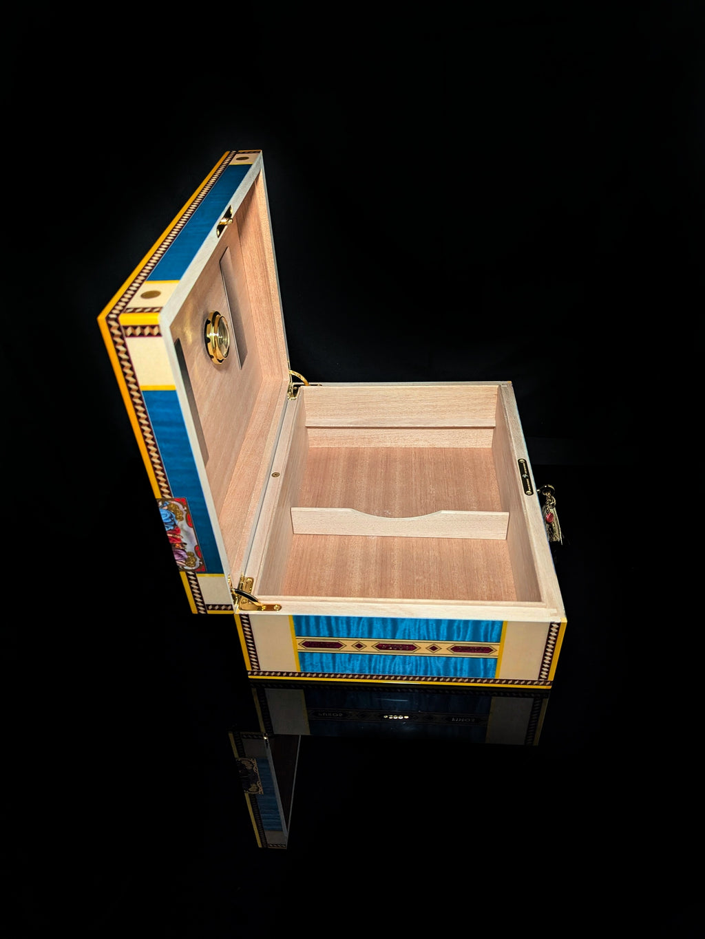 Elie Bleu Alba Blue Sycamore Humidor 200 ct.