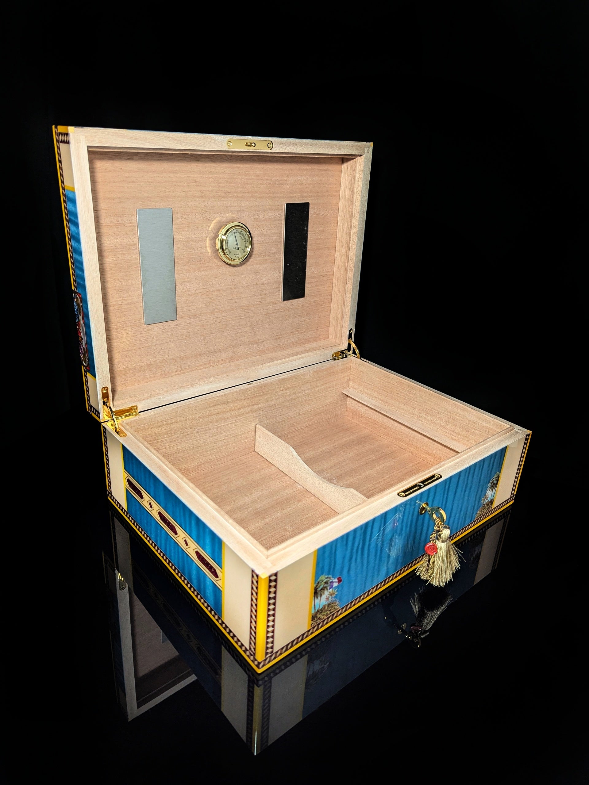 Elie Bleu Alba Blue Sycamore Humidor 200 ct.