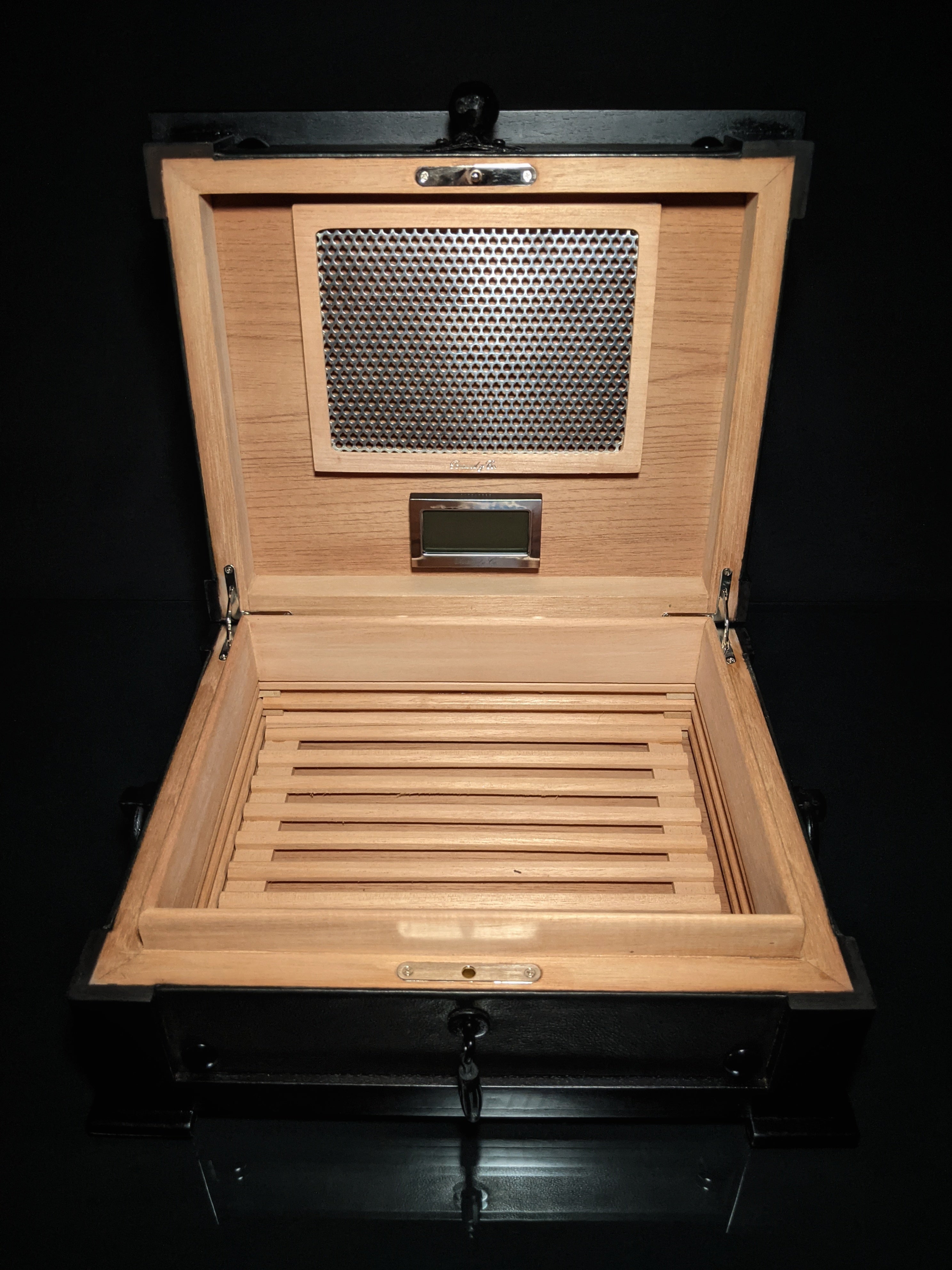 Brizard and Co. - The "Chesterfield" Humidor - 60/70 Count (Black) NIB USA