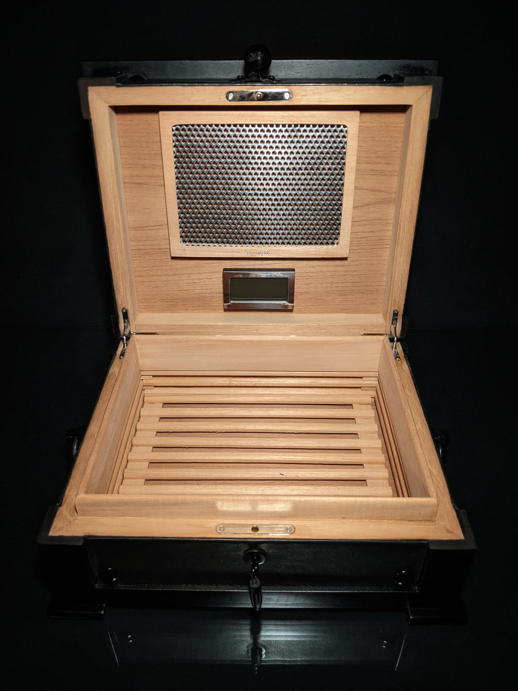 Brizard and co. The "Chesterfield" Humidor - 60/70 Count (Black)