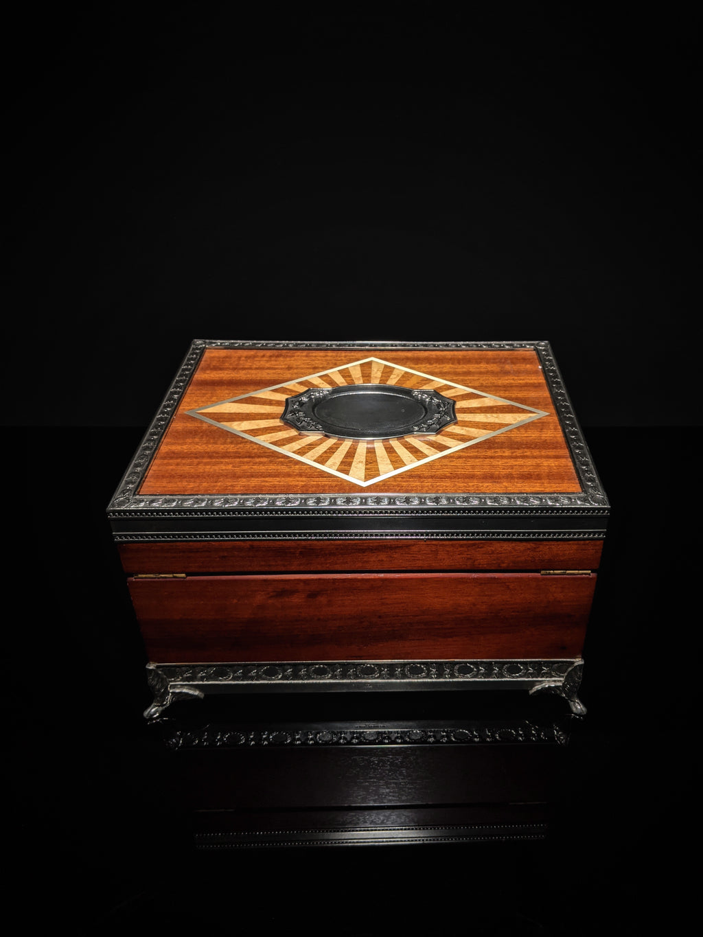 Royal Selangor Hand Finished Leaf Dominica Collection Pewter Leaf Humidor