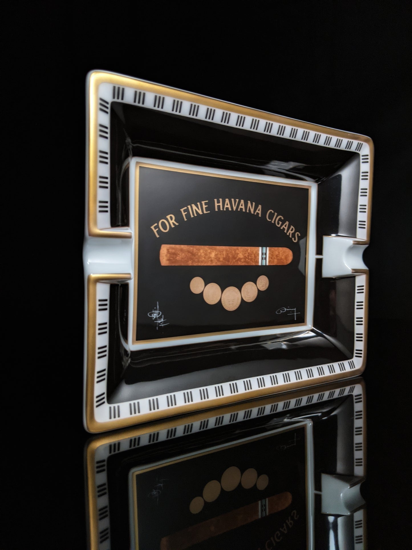 Elie Bleu Medal Black Cigar Ashtray