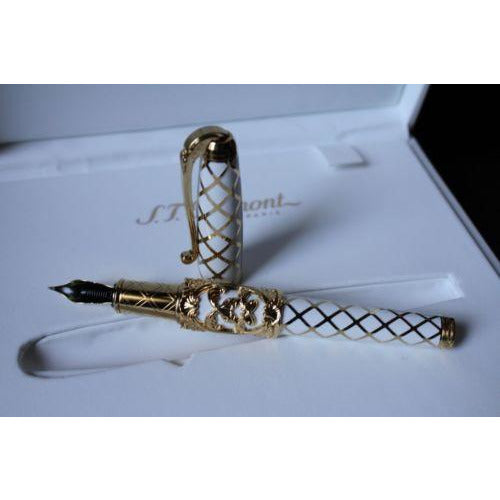 s.t.dupont ltd edition " Versailles" Fountain Pen in the  original box w papers