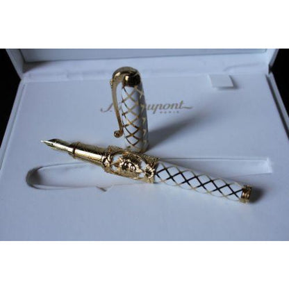 s.t.dupont ltd edition " Versailles" Fountain Pen in the  original box w papers