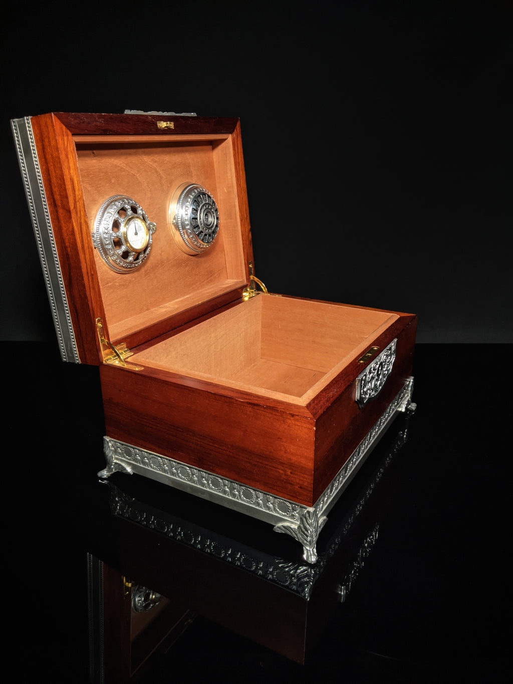 ROYAL SELANGOR  LEAF HUMIDOR BIRDSEYE MAPLE