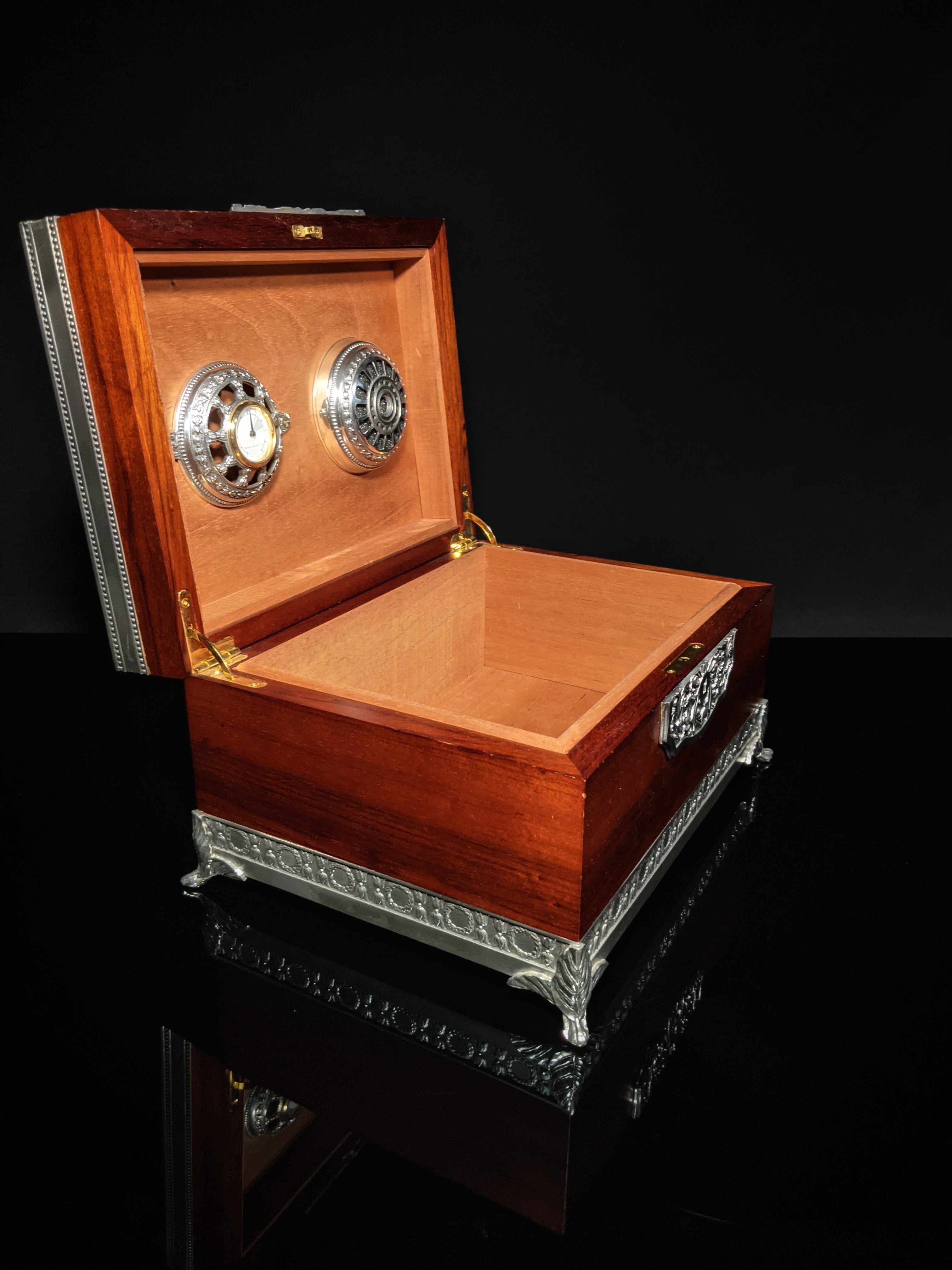 Royal Selangor Hand Finished Leaf Dominica Collection Pewter Leaf Humidor
