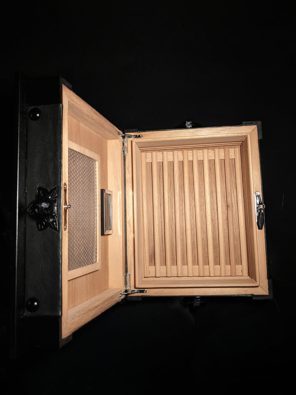 Brizard and Co. - The "Chesterfield" Humidor - 60/70 Count (Black) NIB USA