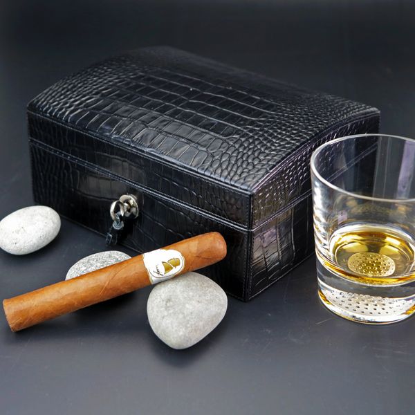 "La Casita de Puros" Humidor - Croco Pattern Black (12/20 Count)