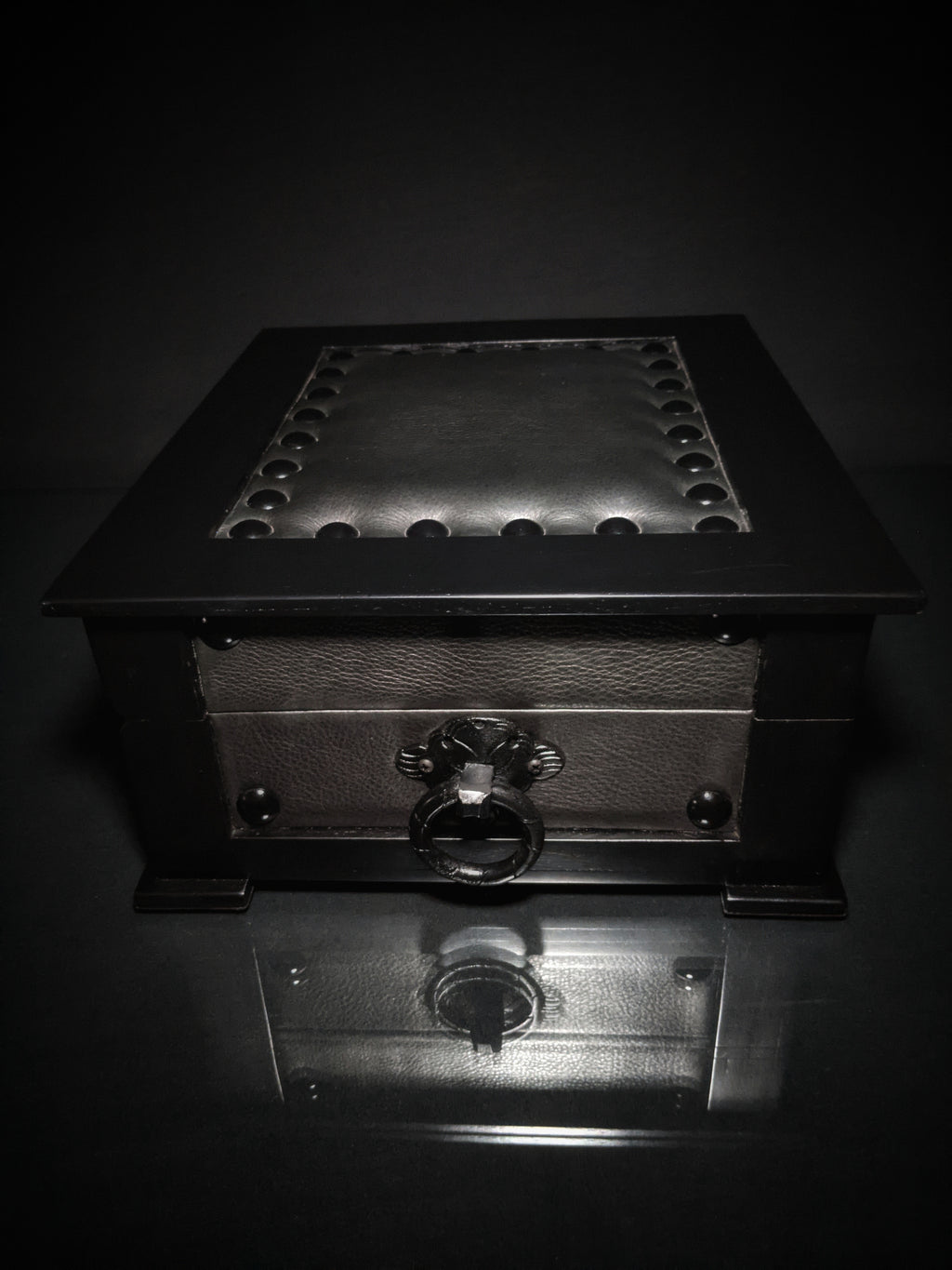 Brizard and co. The "Chesterfield" Humidor - 60/70 Count (Black)