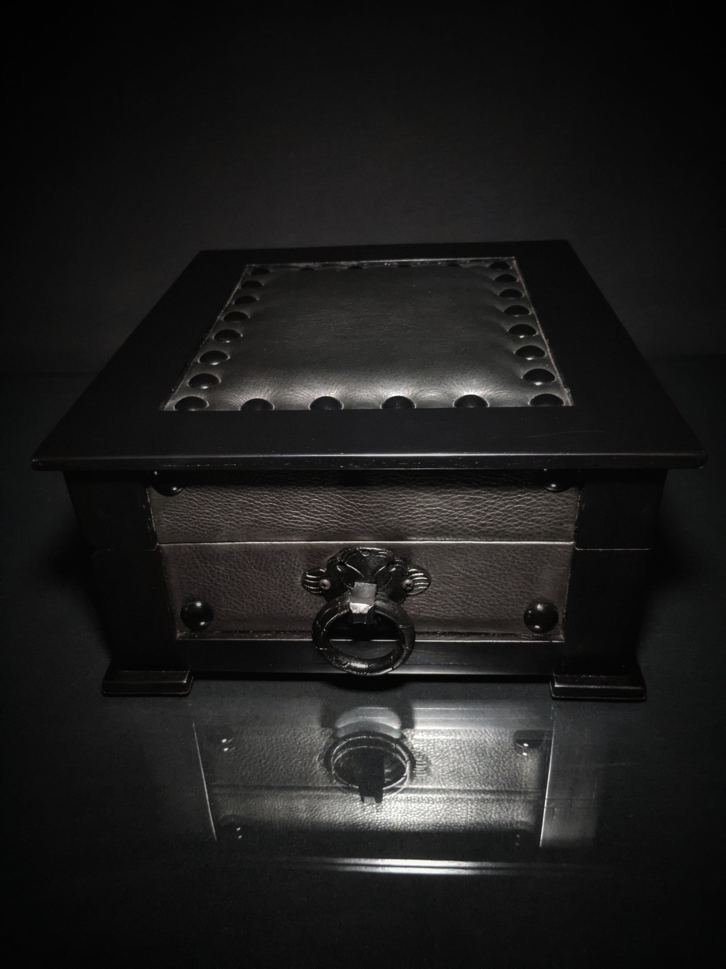 Brizard and co. The "Chesterfield" Humidor - 60/70 Count (Black)