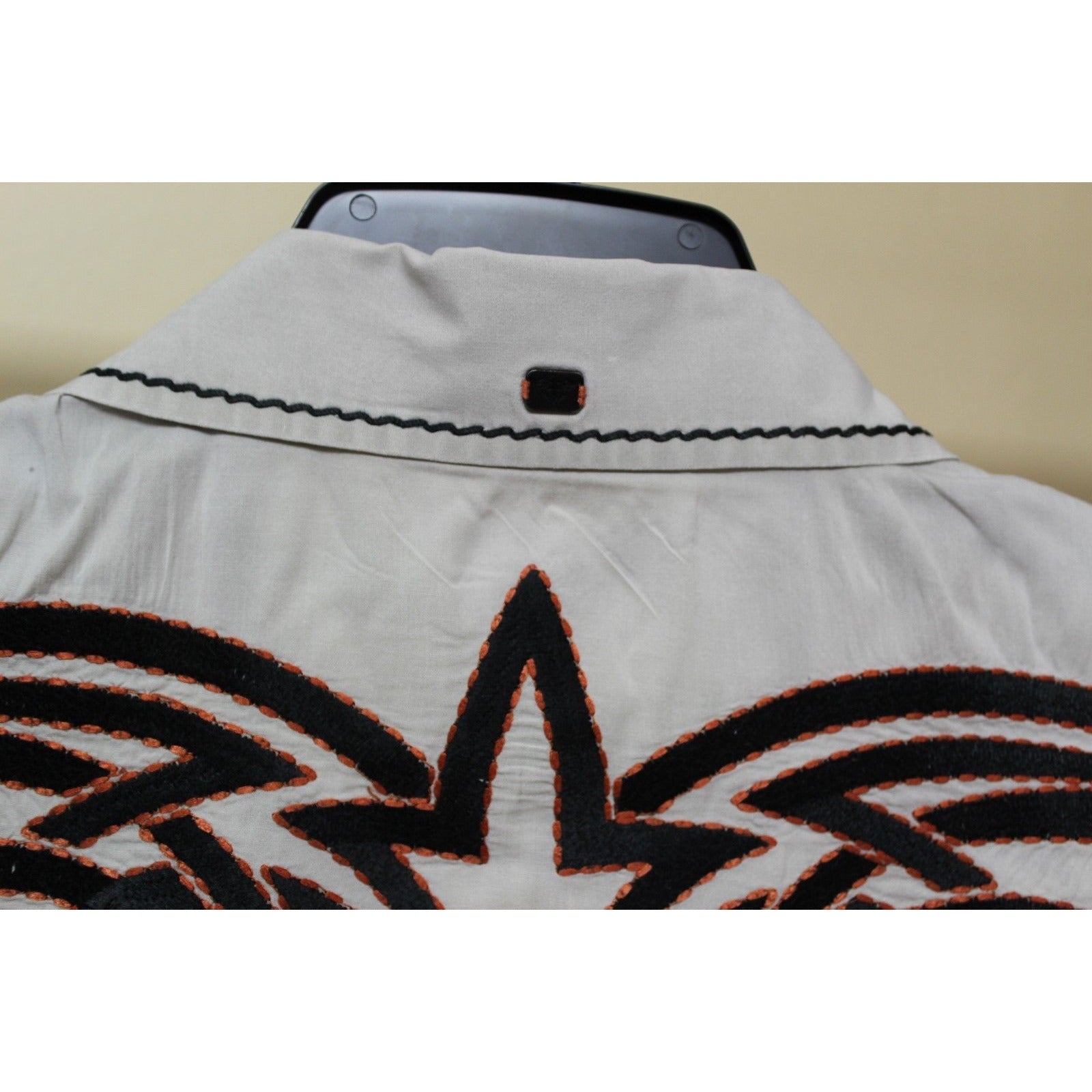 Men's Roar Signature Tan Short Sleeve Button Up Shirt Size Medium
