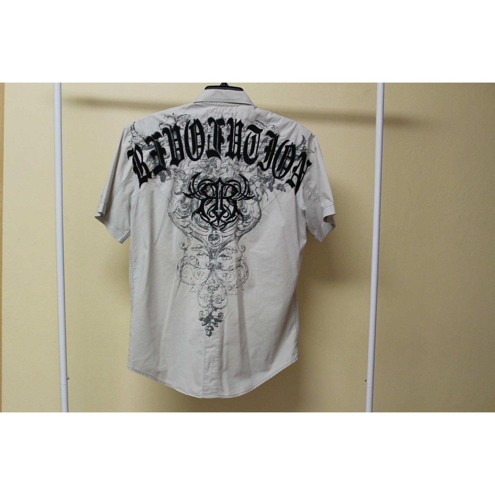 Men's Roar Signature Tan Short Sleeve Button Up Shirt Size Medium