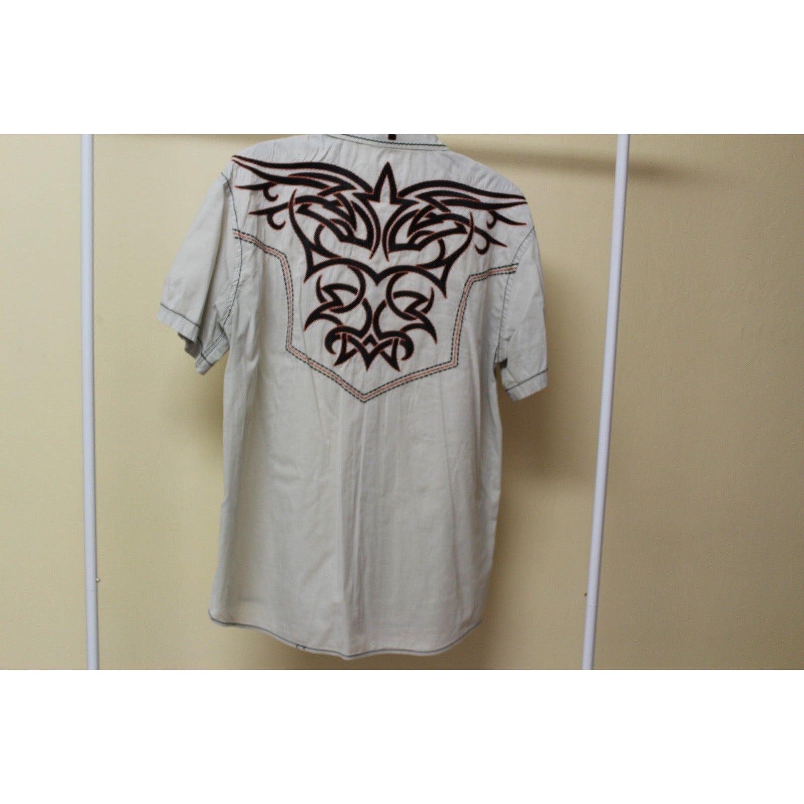 Men's Roar Signature Tan Short Sleeve Button Up Shirt Size Medium