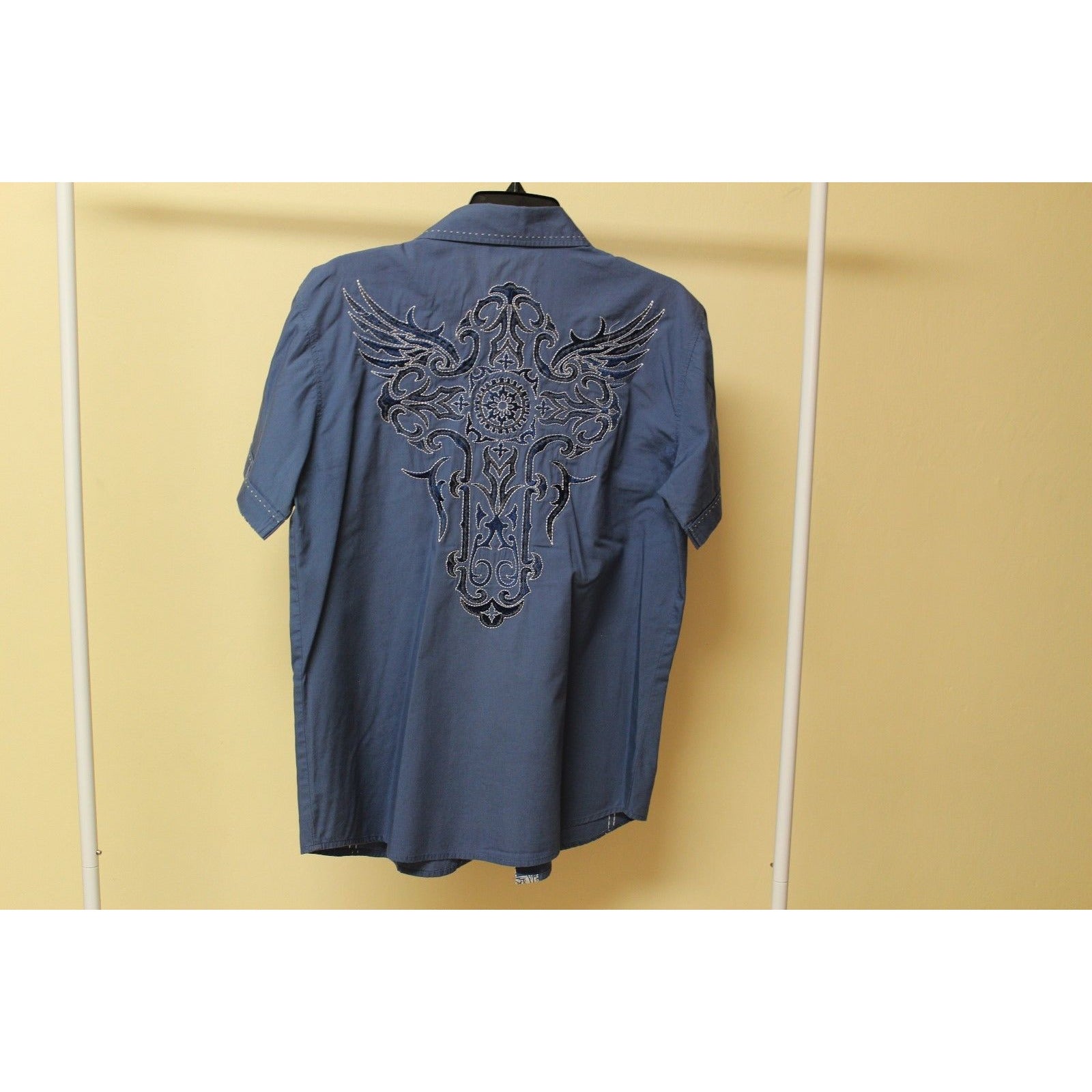 Men's Victorious Los Angeles Blue Short Sleeve Button Up Shirt Size Medium