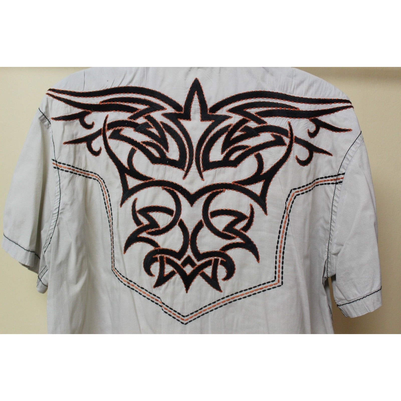Men's Roar Signature Tan Short Sleeve Button Up Shirt Size Medium
