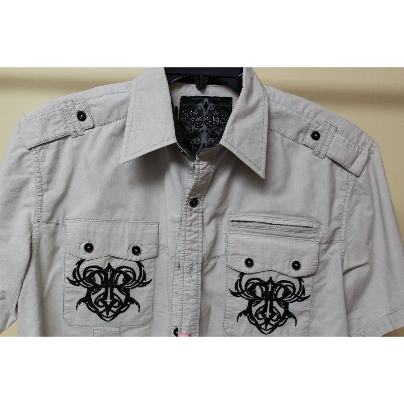 Men's Roar Signature Tan Short Sleeve Button Up Shirt Size Medium