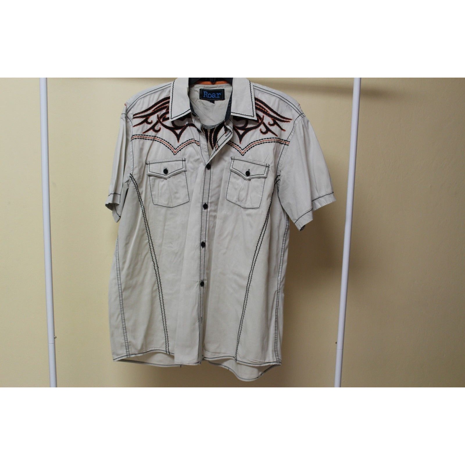 Men's Roar Signature Tan Short Sleeve Button Up Shirt Size Medium