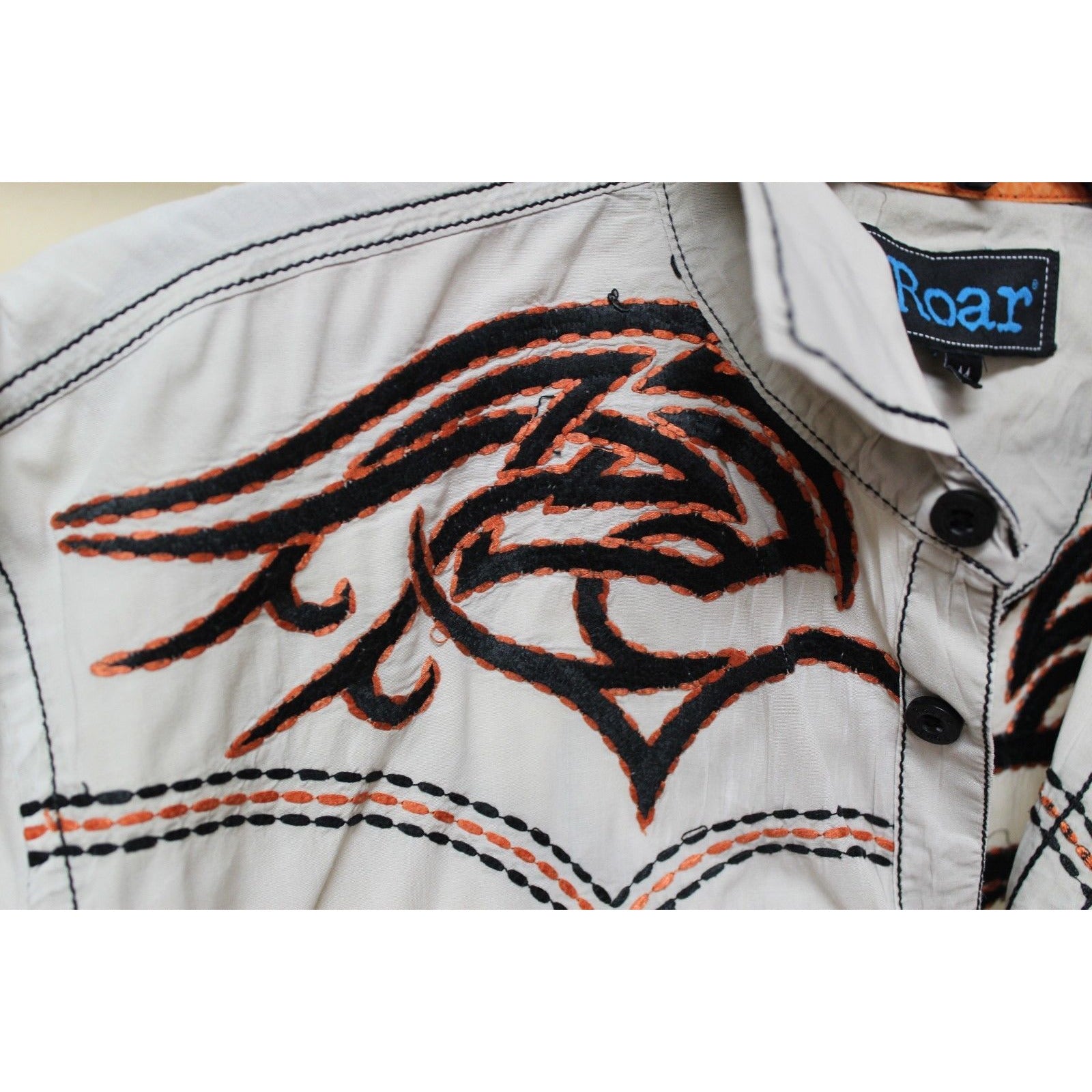 Men's Roar Signature Tan Short Sleeve Button Up Shirt Size Medium