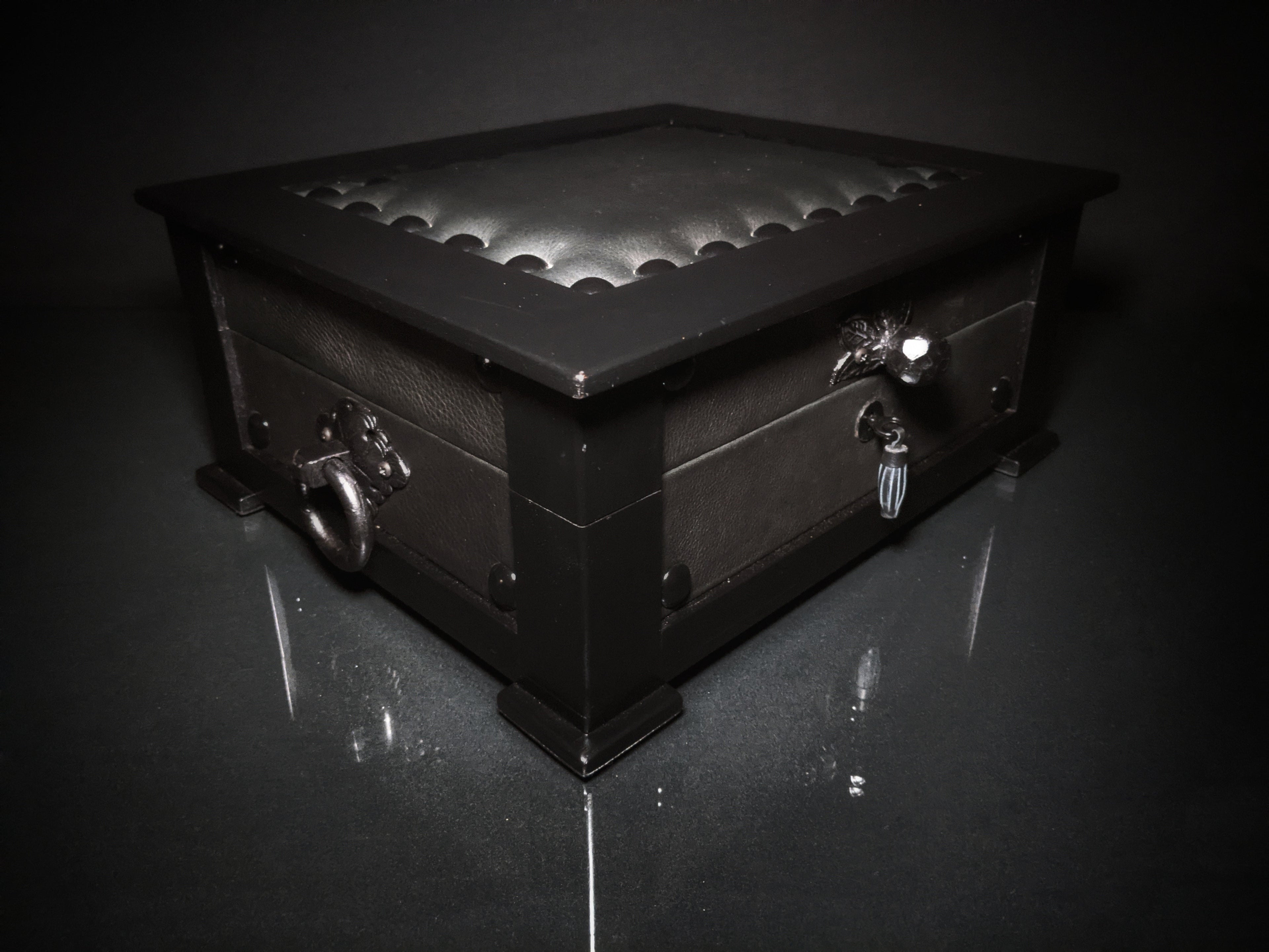 Brizard and Co. - The "Chesterfield" Humidor - 60/70 Count (Black) NIB USA