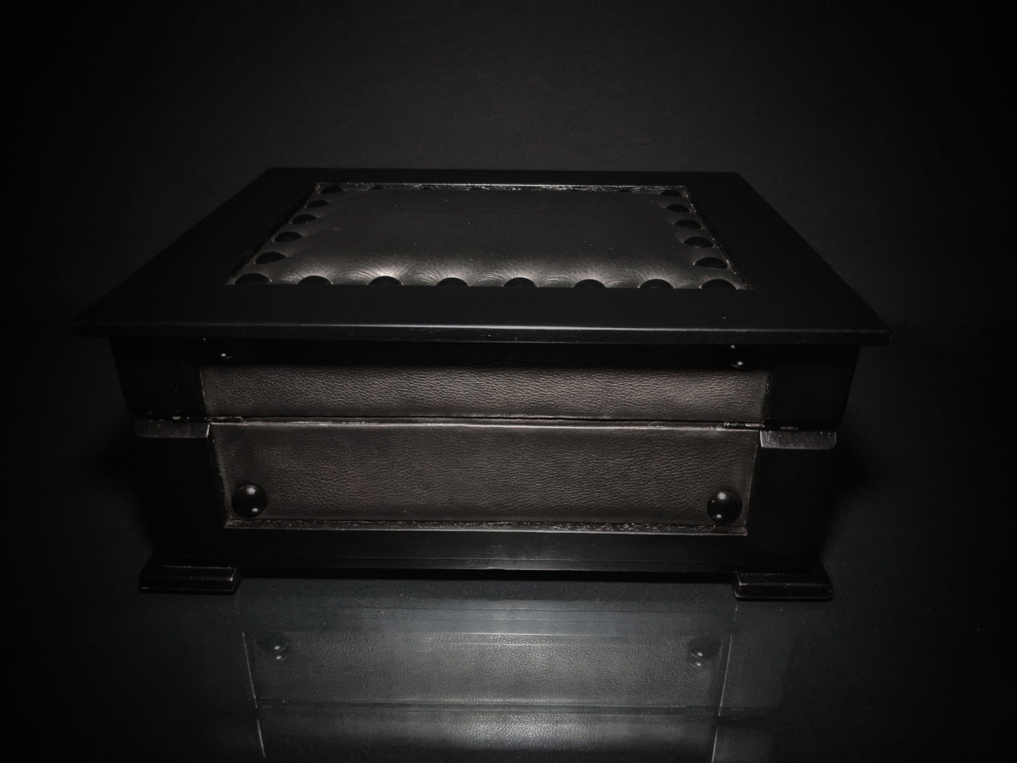 Brizard and co. The "Chesterfield" Humidor - 60/70 Count (Black)