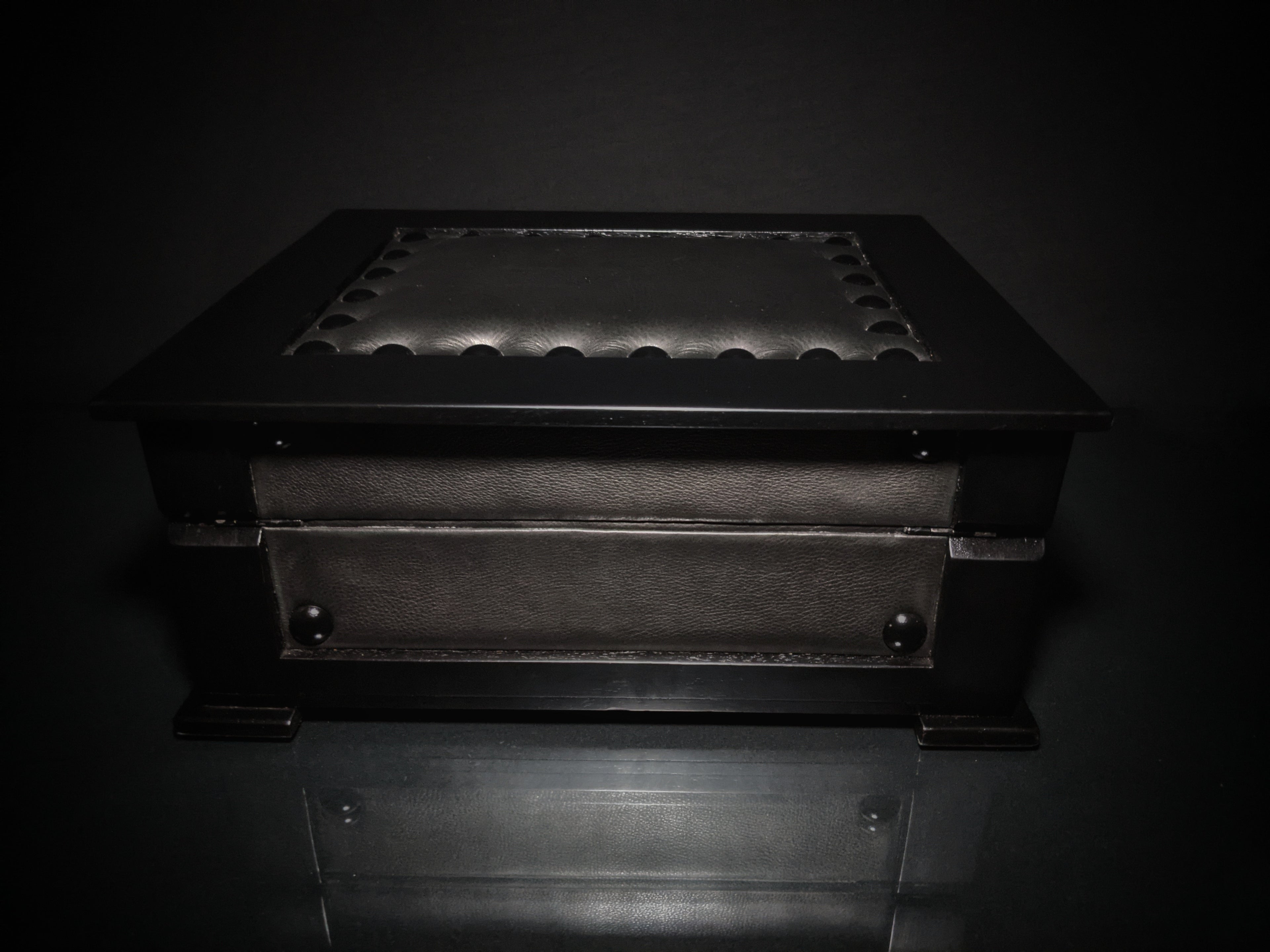 Brizard and co. The "Chesterfield" Humidor - 60/70 Count (Black)