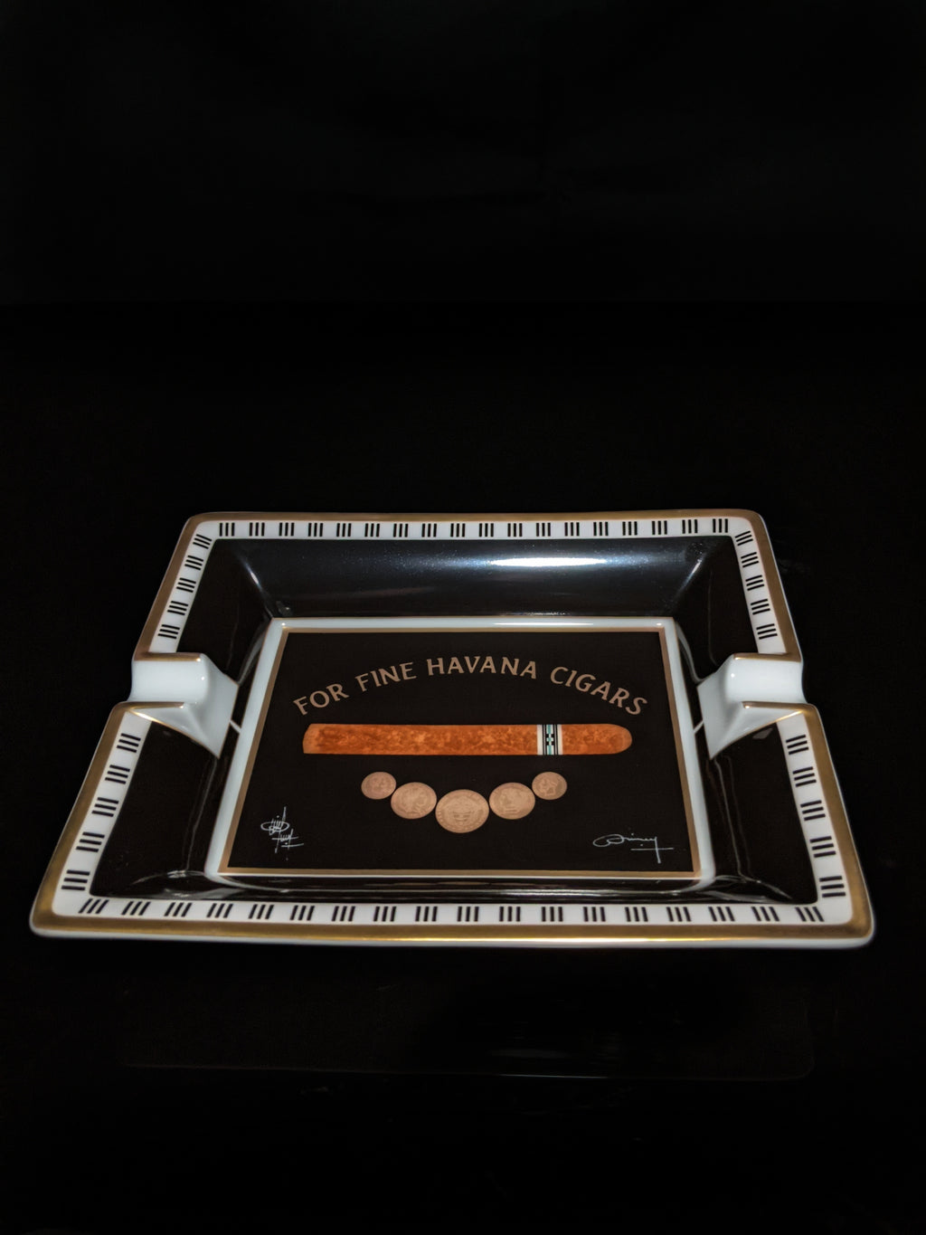 Elie Bleu Medal Black Cigar Ashtray
