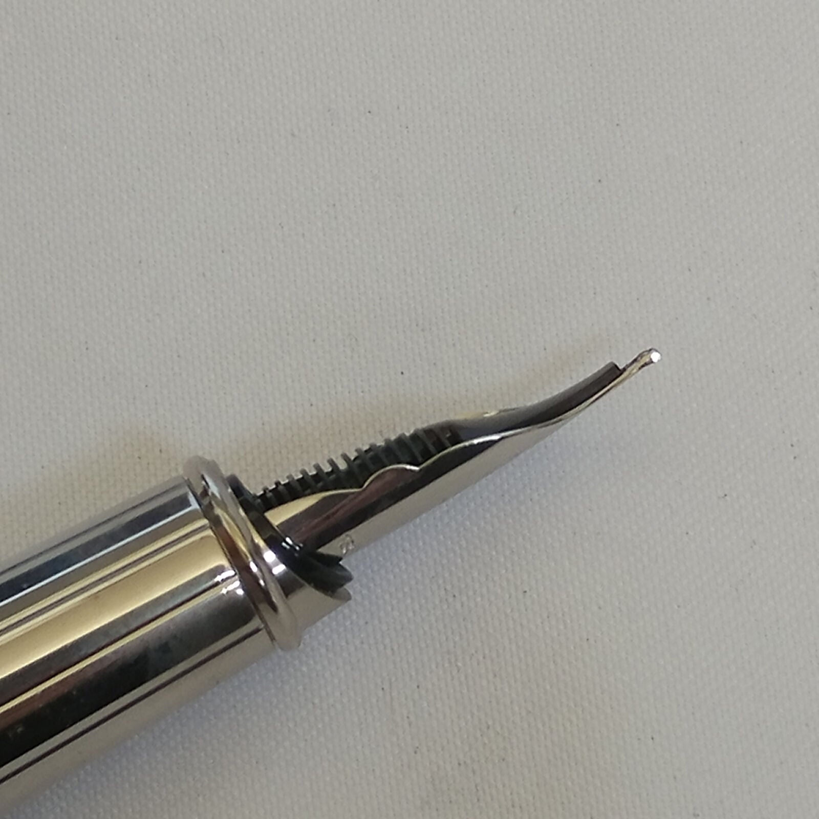 ST Dupont Casino Royale James Bond  007 Fountain Pen
