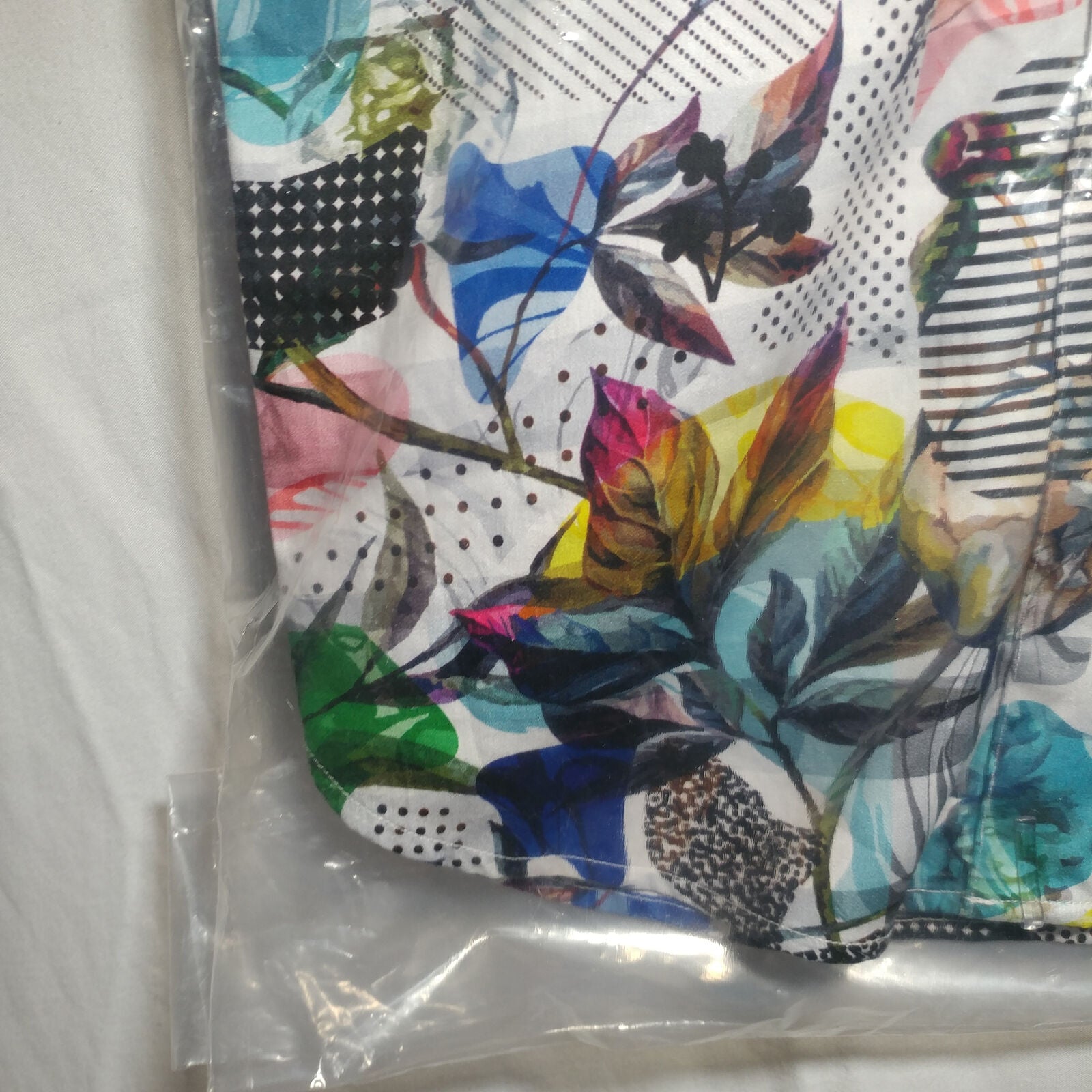 Robert Graham - Colorful ShortSleeve | Size: Medium | Style: PRENTISS | T