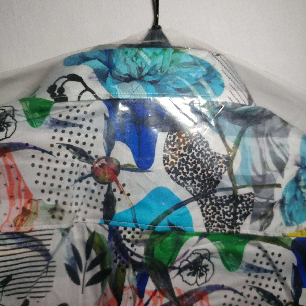 Robert Graham - Colorful ShortSleeve | Size: Medium | Style: PRENTISS | T