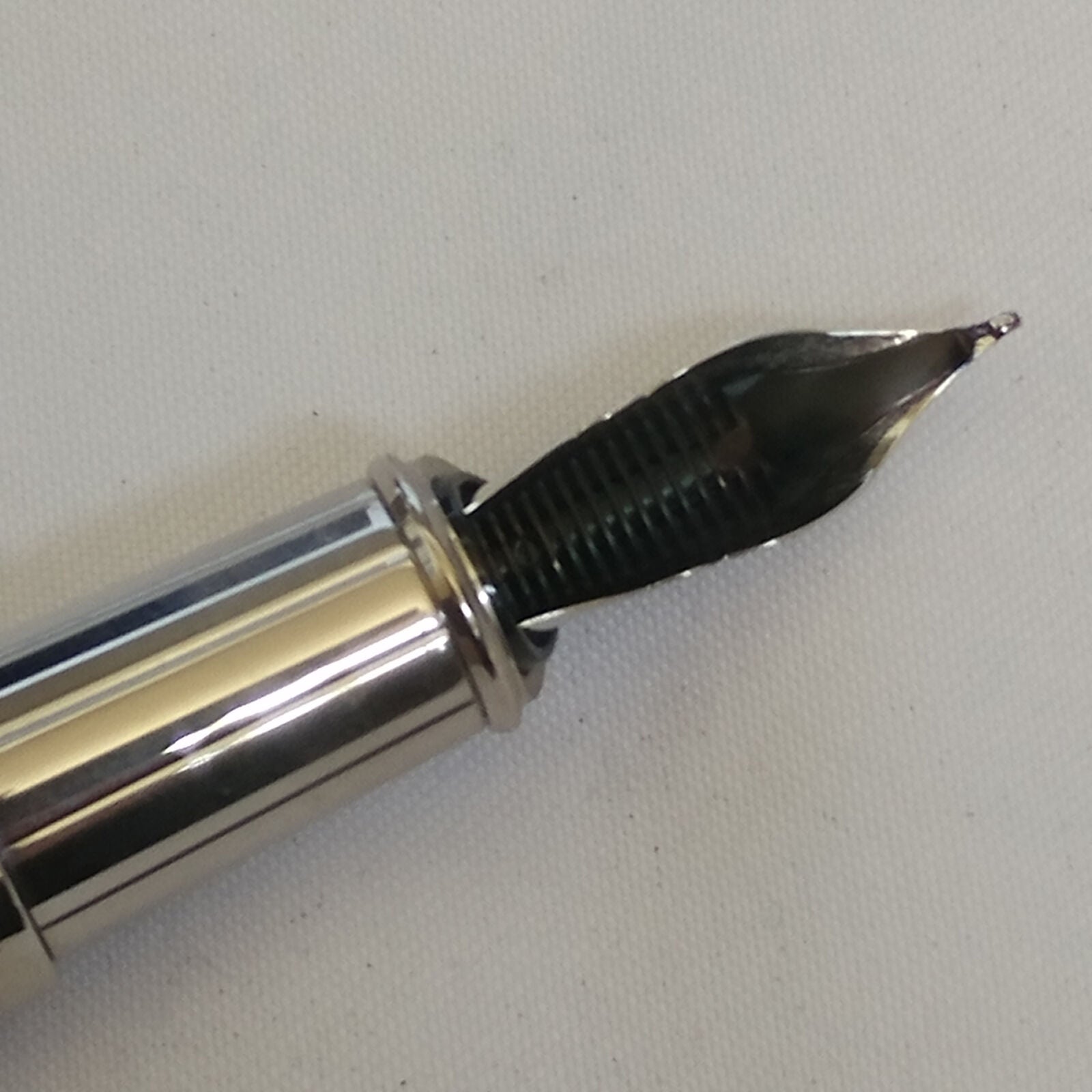 ST Dupont Casino Royale James Bond  007 Fountain Pen