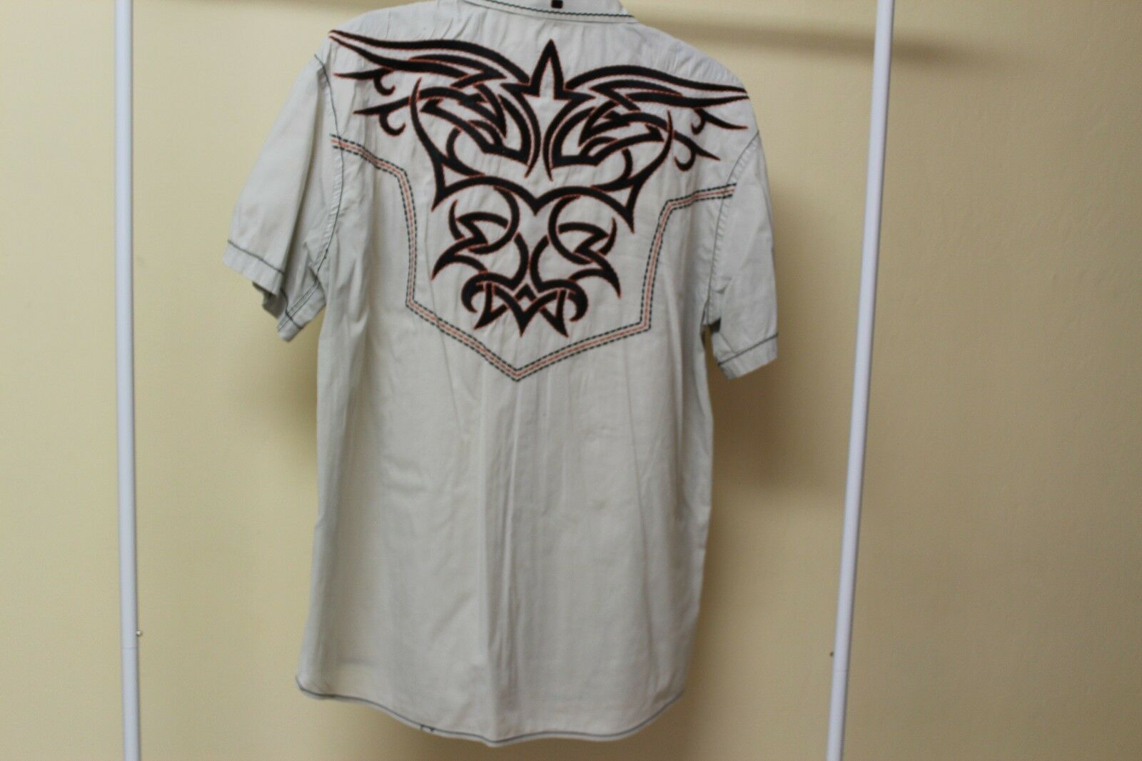 Men's Roar Signature Tan Short Sleeve Button Up Shirt Size Medium