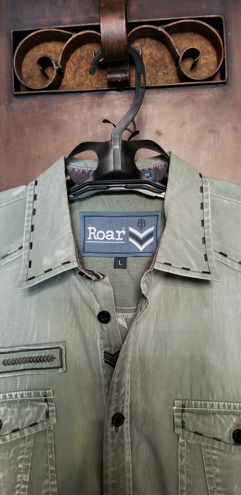 Roar Signature Short Sleeve Button Up Shirt Size Medium