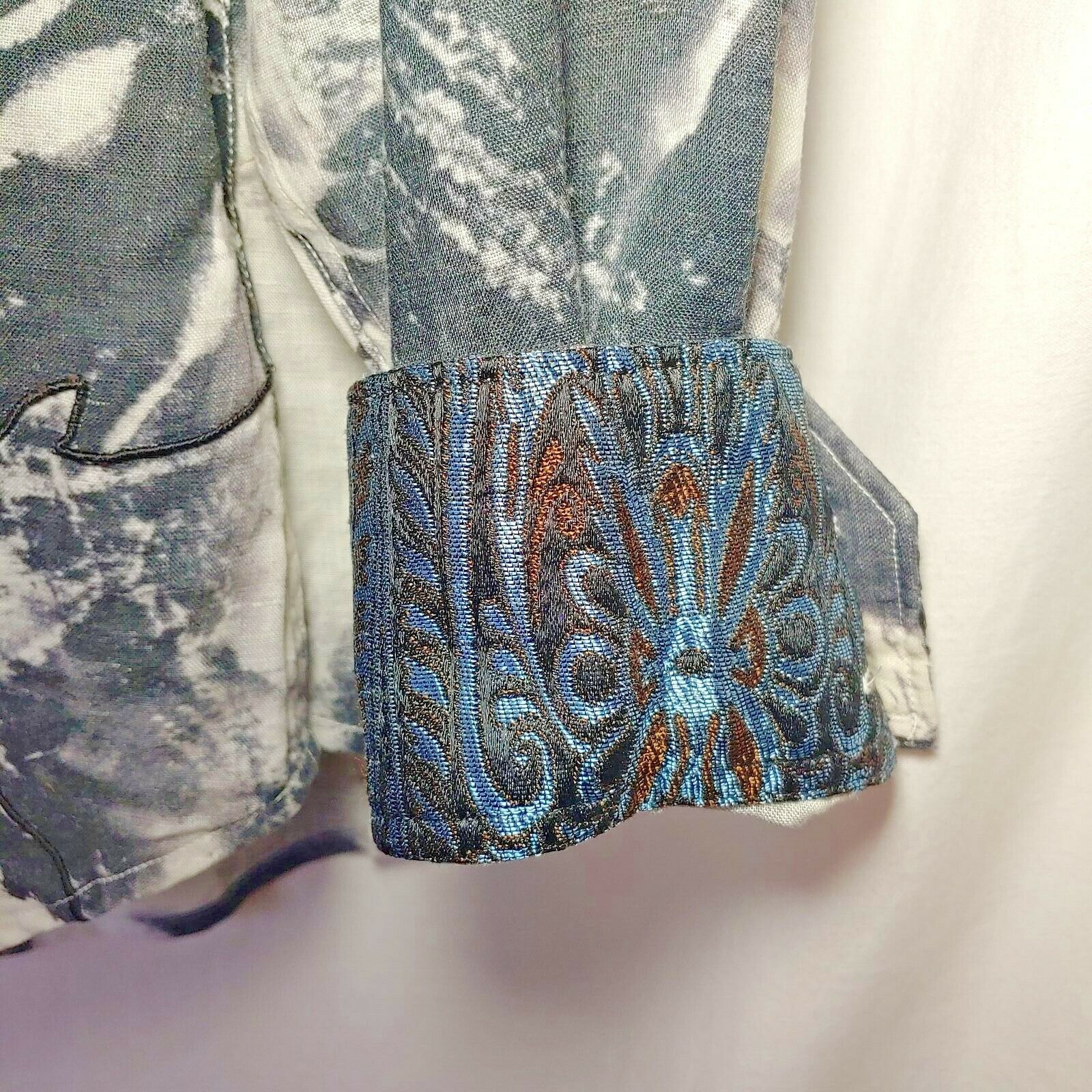 Robert Graham - Limited Edition - Men's Medium Button Down Classic Fit