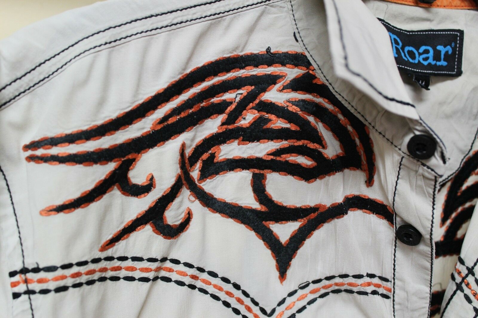 Men's Roar Signature Tan Short Sleeve Button Up Shirt Size Medium
