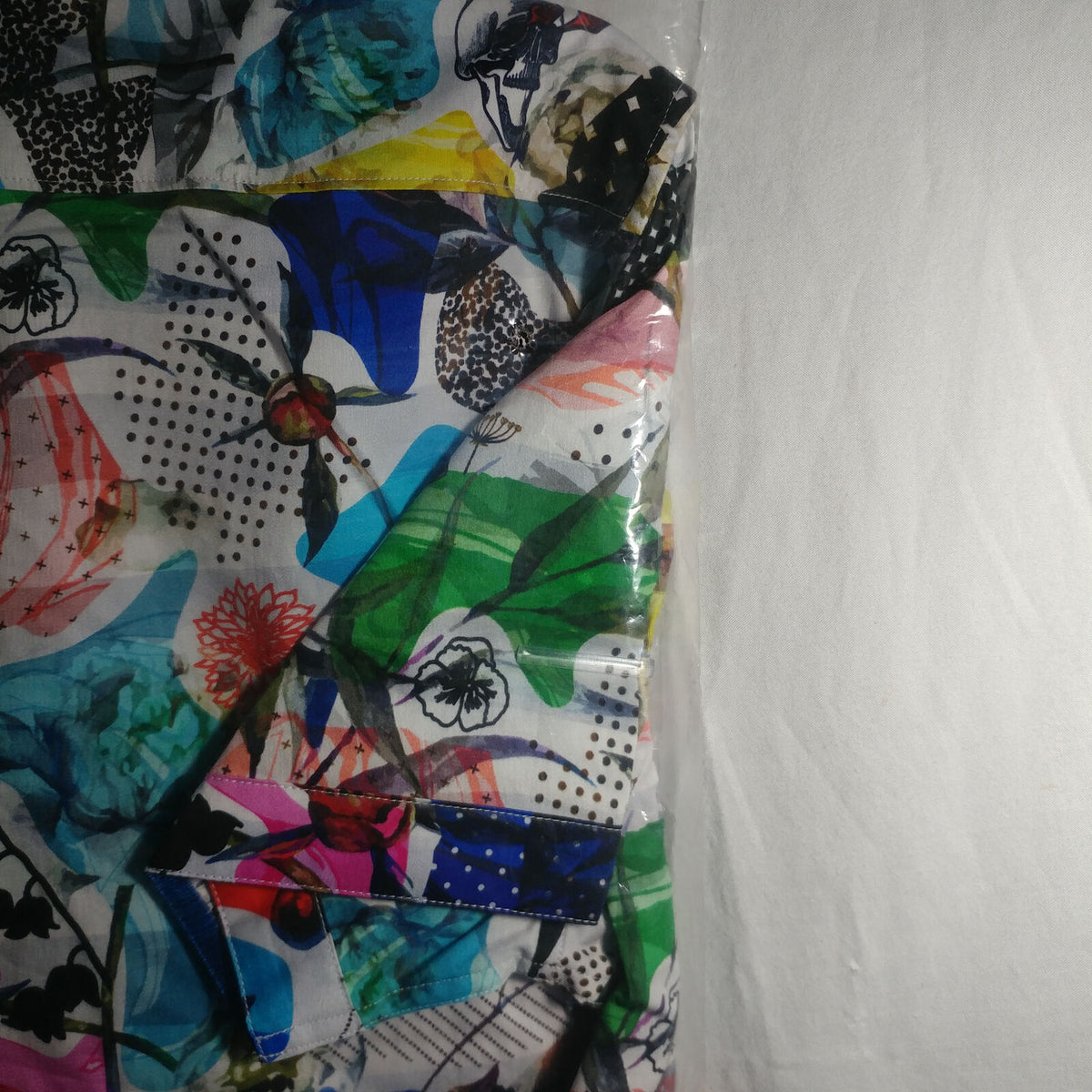 Robert Graham - Colorful ShortSleeve | Size: Medium | Style: PRENTISS | T