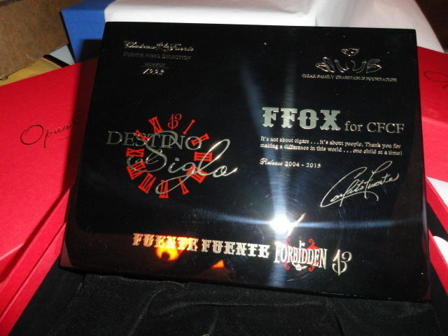 Fuente Forbidden  Opus X Ltd Black Lacquer traveler