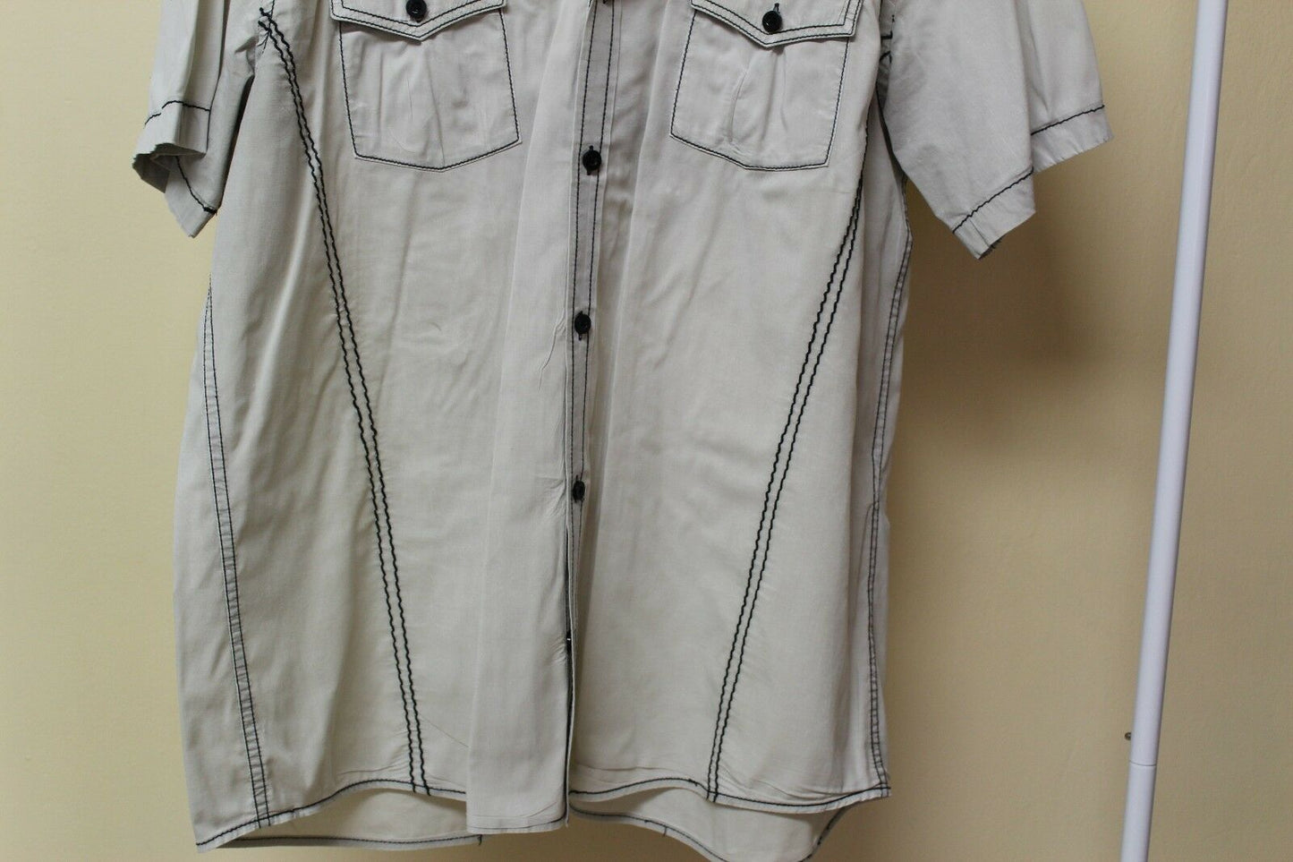 Men's Roar Signature Tan Short Sleeve Button Up Shirt Size Medium