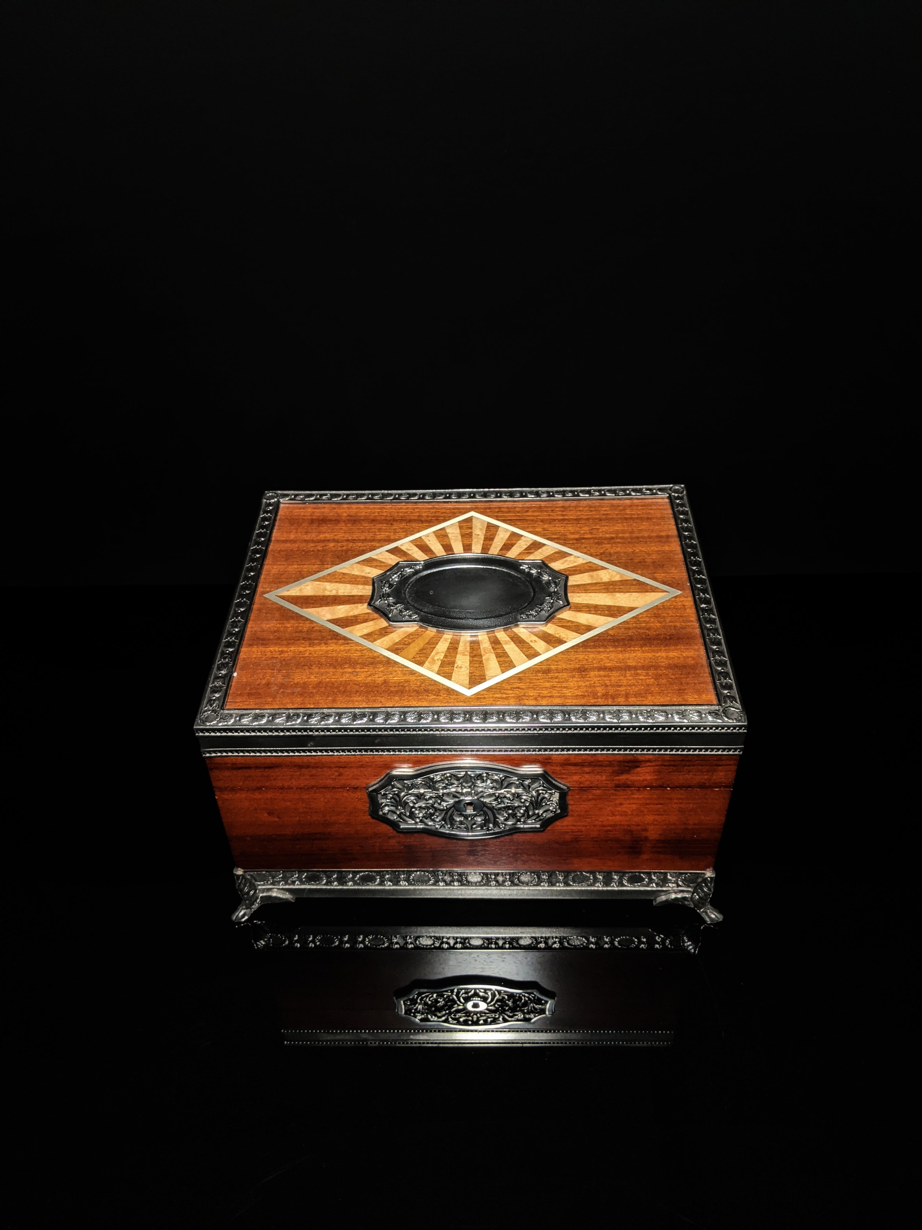 Royal Selangor Hand Finished Leaf Dominica Collection Pewter Leaf Humidor