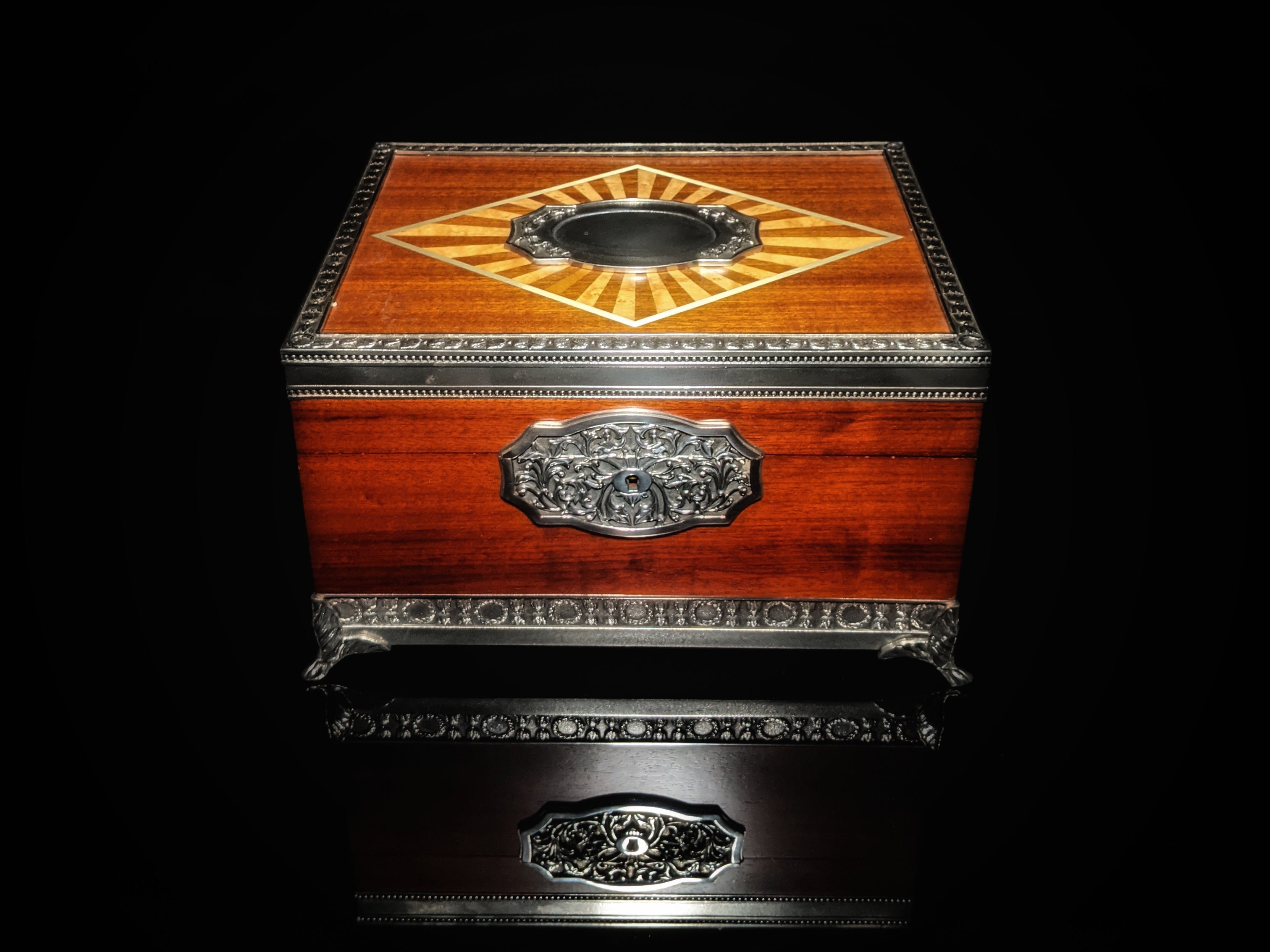 Royal Selangor Hand Finished Leaf Dominica Collection Pewter Leaf Humidor
