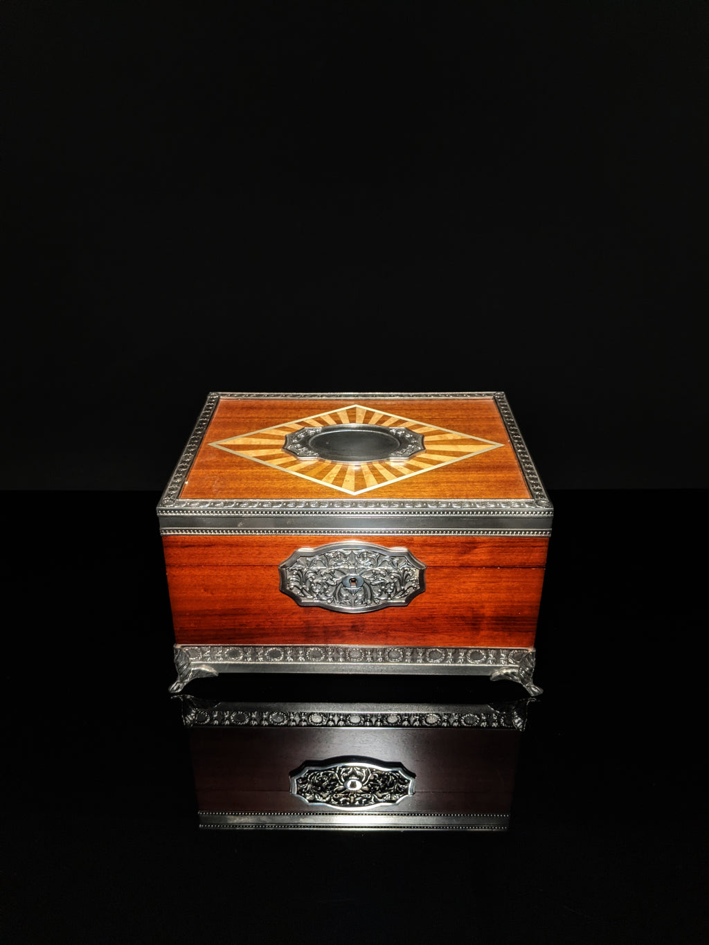 Royal Selangor Hand Finished Leaf Dominica Collection Pewter Leaf Humidor