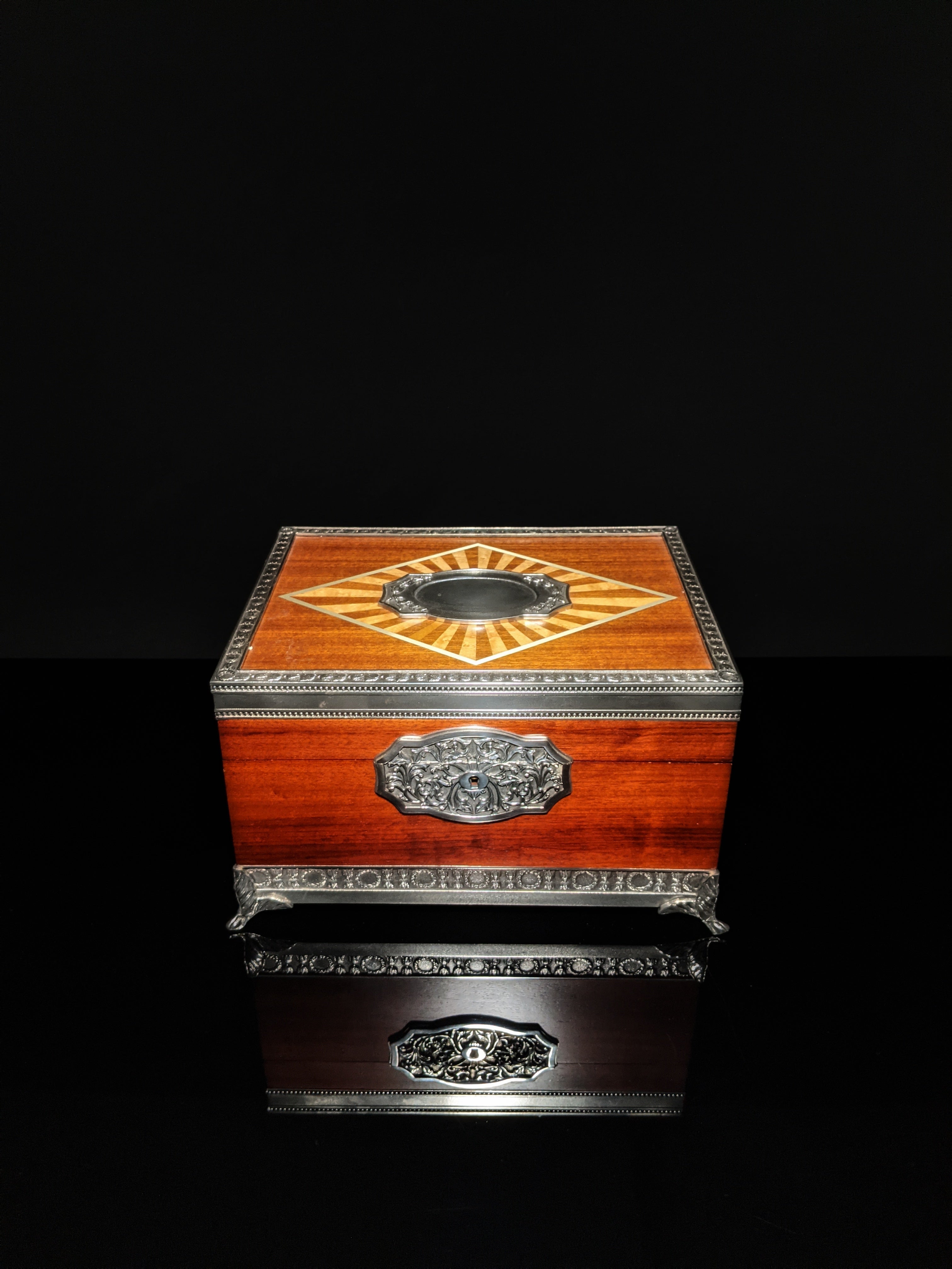 Royal Selangor Hand Finished Leaf Dominica Collection Pewter Leaf Humidor